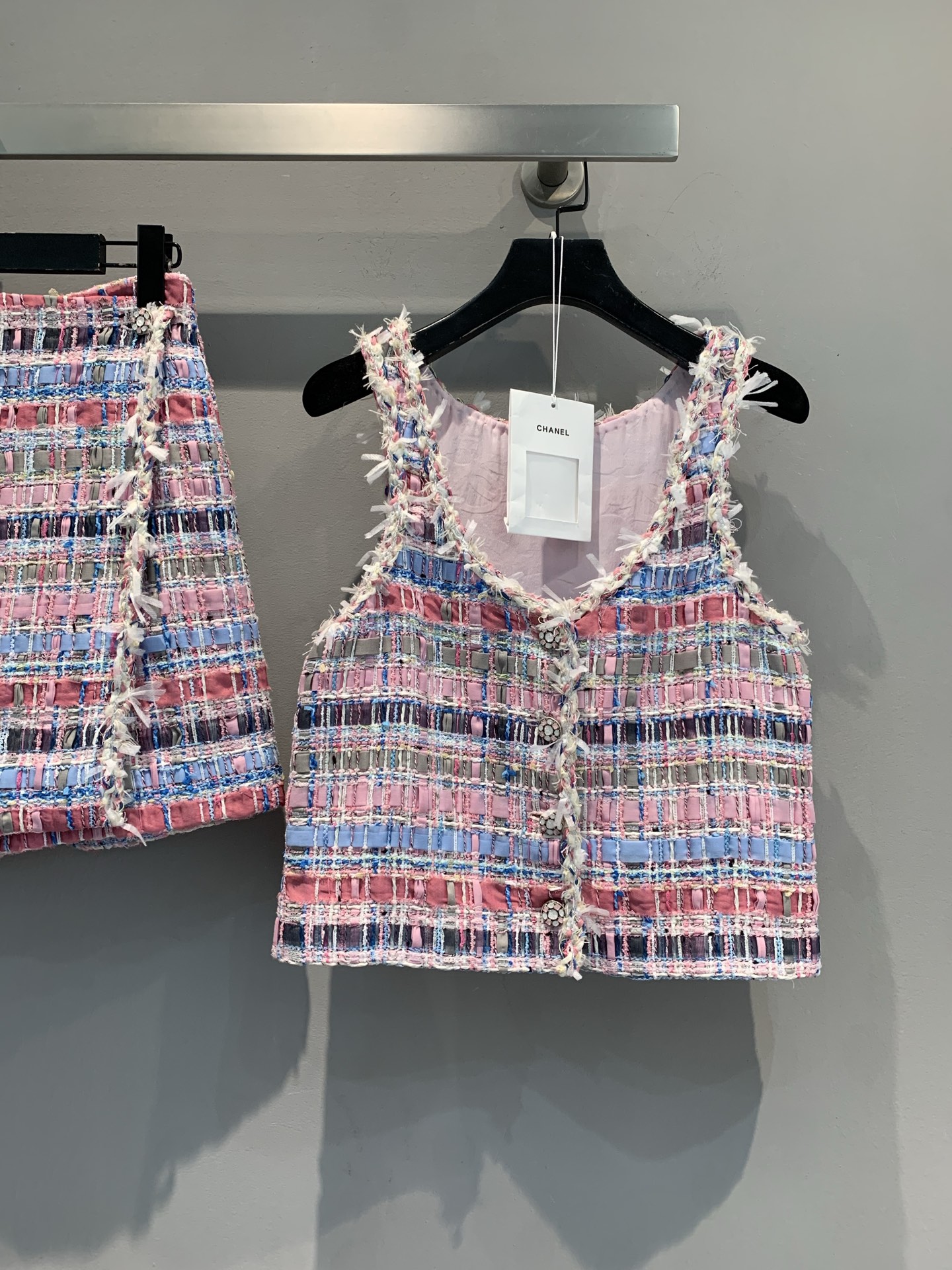 NO:332576,New models are shipped. Original development. C home 2025 spring and summer new colored plaid tweed vest. Classic tweed fabric, delicate and crisp texture, showing high-end taste. The lining is made of 100% mulberry silk fabric, skin-friendly and comfortable. Exquisite buttons and bride decoration, the details show ingenuity, and the retro charm is perfectly integrated with modern fashion. Short style, suitable for high-waist bottoms, easily outline the graceful figure. Whether it is matched with skirts or trousers, it can create an elegant and unique look for you and become the focus of fashion. Number 36 38 40, chanel, skirts, alexander wang19860909新款出货啦 原版开发 C家2025春夏新款彩色格纹毛边粗花呢背心.经典粗花呢面料,质感细腻且挺括,彰显高级品味.内衬采用百分百桑蚕丝面料,亲肤舒适.精致纽扣与毛边装饰,细节之处尽显匠心,复古韵味与现代时尚完美融合.短款版型,适配高腰下装,轻松勾勒曼妙身姿,无论是搭配裙装还是裤装,都能为你打造出优雅又别致的造型,成为时尚焦点.码数36 38 40,,chanel,skirts,alexander wang,Women's clothing