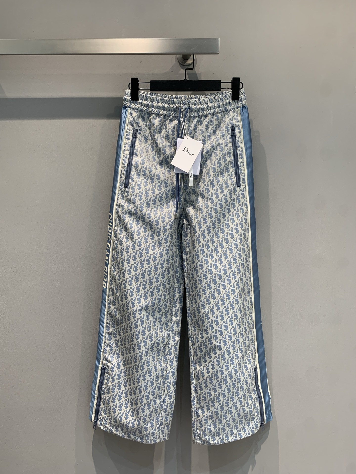 NO:332572,New models are shipped. Original development CD2025 spring and summer new classic presbyterian trousers. Navy blue and beige trousers are decorated with Oblique prints, which trace back to the classic patterns launched by Dior in 1967. They are carefully crafted with tech taffeta jacquard fabric, and the sides are decorated with a contrasting 