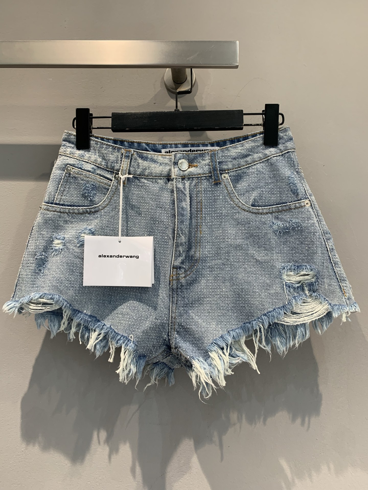 NO:332570,New models are shipped. Original development. AW2025 spring and summer new frayed wool denim shorts. It uses imported denim fabric and unique washing process. The holes and wool design break the convention and release the unruly attitude. The street trend is full. The high-waisted style easily outlines the waistline and optimizes the body proportions. Whether it is matched with a simple white T-T-T-T-T-T-T-T-T-T-T-T-T-T-T-T-T-T-T-T-T-T-T-T-T-T-T-T-T-T-T-T-T-T-T-T-T-T-T-T-T-T-T-T-T-T-T-T-T-T-T-T-T-T-T-T-T-T-T-T-T-T-T-T-T-T-T-T-T-T-T-T-T-T-T-T-T-T-T-T-T-T-T-T-T-T-T-T-T-T-T-T-T-T-T-T-T-T-T-T-T-T-T-T-T-T-T-T-T-T-T-T-T-T-T-T-T-T-T-T-T-T-T-T-T-T-T-T-T-T-T-T-T-T-T-T-T-T-T-T-T-T-T-T-T-T-T-T-T-T-T-T-T-T-T-T-T-T-T-T-T-T-T-T-T-T-T-T-T-T-T-T-T-T-T-T-T-T-T-T-T-T-T-T-T-T-T-T-T-T-T-T-T-T-T-T-T-T-T-T-T-T-T-T-T-T  SML, shorts, alexander wang19860909新款出货啦 原版开发 AW2025春夏新款磨破毛边牛仔短裤.采用进口牛仔面料,独特洗水工艺.破洞与毛边设计,打破常规,肆意释放不羁态度,街头潮流感拉满.高腰版型,轻松勾勒腰线,优化身材比例.无论是搭配简约白T还是个性上衣,都能打造出独一无二的时尚造型,助你成为街头焦点,解锁夏日潮流密码！码数SML,,shorts,alexander wang,Women's clothing