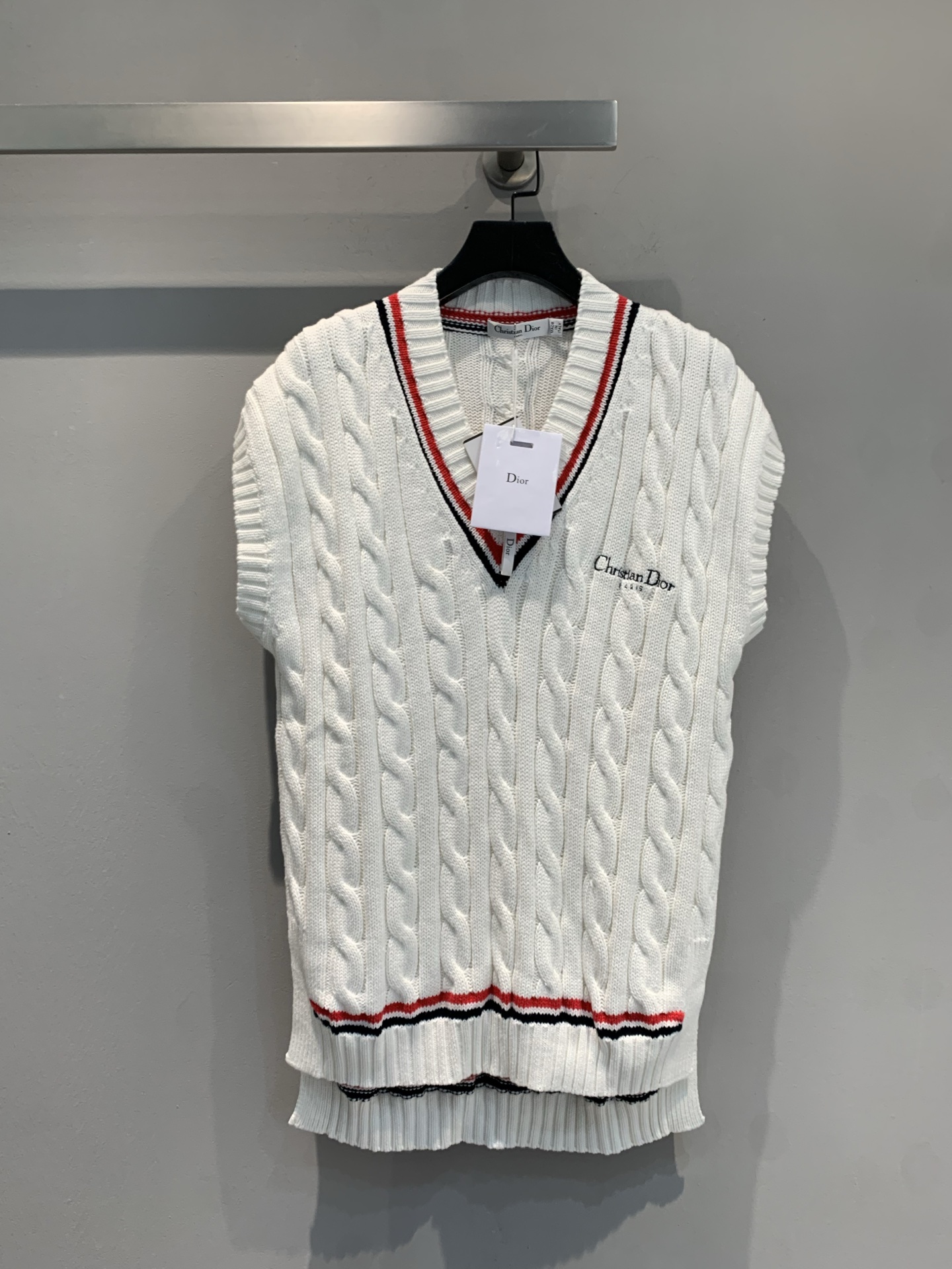 NO:332571,New model is shipped. Original real shot. CD2025 early spring new tennis style V-neck contrasting knitted vest. Classic rope weaving technology, outlines delicate texture and full texture. V-neck design with red and black contrasting trim cleverly modifying the neck lines, adding agility and exquisiteness to the overall shape. The 