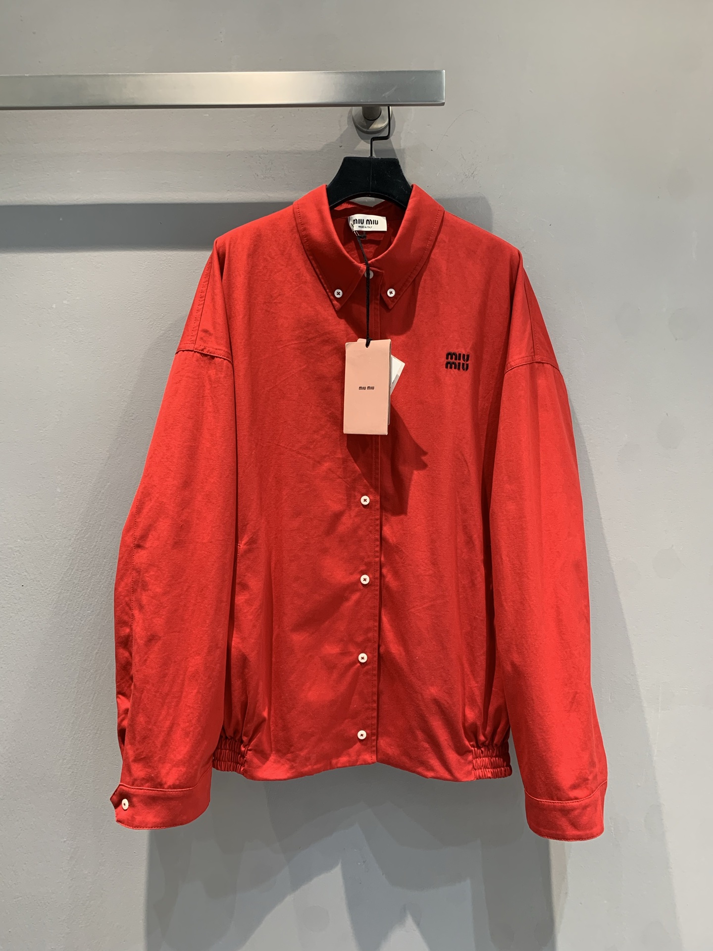 NO:332568,New models are shipped. Original development. Miumi*2025 early spring new embroidered letter stand-up collar jacket. It uses original customized fabric, with excellent texture and a crisp style. Classic stand-up collar and exquisite button design, fashionable and elegant. The brand logo is low-key and embellished, hidden in luxury tricks. Whether it is paired with simple jeans to create a casual and cool feeling, or a skirt to combine it with elegant temperament, you can easily grasp it. One piece unlocks a variety of styles, and fashion experts should not miss it!  36 38 40, miumiu, skirts, jeans, jackets & coats, jackets & coats, alexander wang19860909新款出货啦 原版开发 Miumi*2025早春新款刺绣字母立领夹克外套.采用原版定制面料,质感上乘,版型挺括.经典立领与精致纽扣设计,时髦又不失优雅格调.品牌标识低调点缀,暗藏奢华小心机.无论是搭配简约牛仔裤打造休闲酷感,还是与半身裙组合出优雅气质,都能轻松拿捏.一件解锁多样风格,时尚达人不容错过！码数36 38 40,,miumiu,skirts,jeans,jackets & coats,jackets & coats,alexander wang,Women's clothing