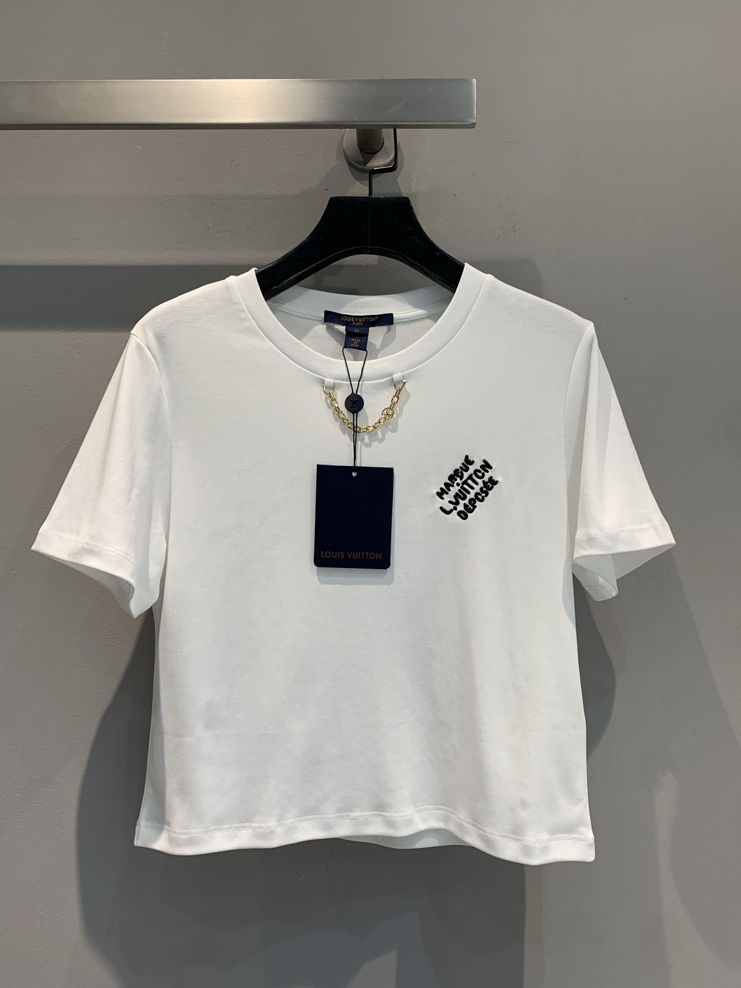 NO:332566,New models are shipped. Original development. Ljia's new spring and summer new letter logo chain short T-shirt. Simple round neckline outlines smooth lines. The brand's iconic elements and unique text design are exquisitely integrated. It highlights the luxury background with a personal attitude. It selects superior cotton fabrics, skin-friendly and breathable, and brings a comfortable wearing experience. The short cut is exquisitely tailored to modify the body. Whether it is paired with jeans to create a casual street style or a skirt to create a fashionable and elegant style, it can be easily controlled, helping you interpret the LV-style fashion attitude and trendy style in daily life. SML,,louis vuitton,louis vuitton,skirts,jeans,tees,t-shirt,alexander wang19860909新款出货啦 原版开发 L家2025春夏新款字母logo链条短款T恤.简约圆领勾勒流畅线条,品牌标志性元素与独特文字设计精妙融合,以个性姿态彰显奢华底蕴,甄选上乘纯棉面料,亲肤透气,带来舒适穿着感受.短款剪裁精巧修饰身形,无论是搭配牛仔裤打造休闲街头风,还是配搭裙装营造时尚优雅范,皆能轻松驾驭,助你于日常中诠释LV式的时尚态度与潮流格调.码数SML,,louis vuitton,louis vuitton,skirts,jeans,tees，t-shirt,alexander wang,Women's clothing