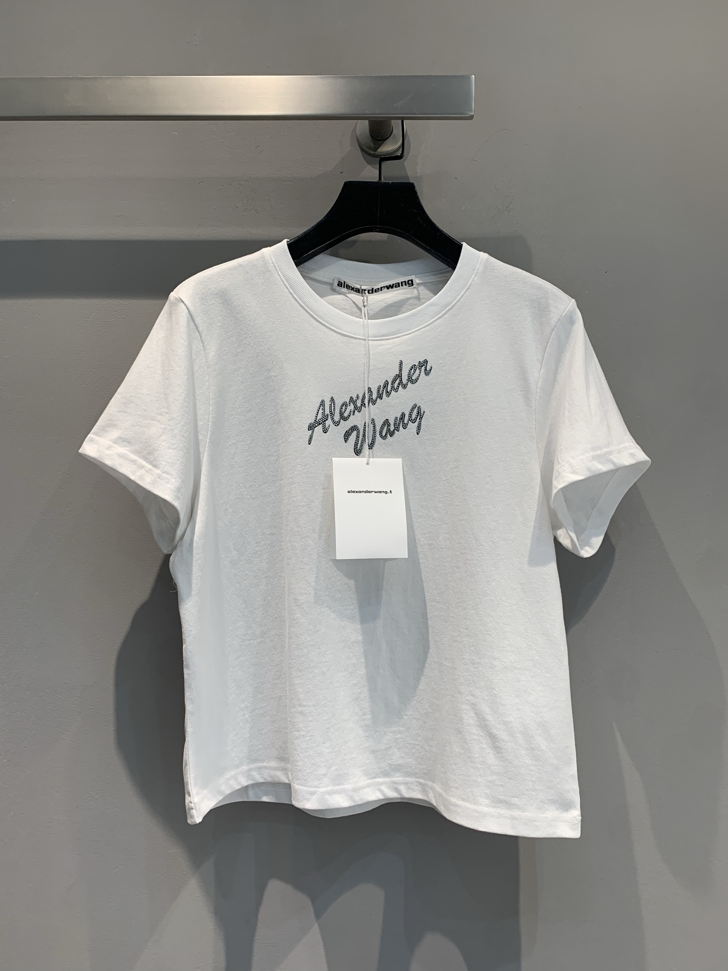 NO:332564,New models are shipped. Original development. AW2025 early spring new letter logo round neck short T-shirt. Selected high-quality pure cotton fabrics, soft and skin-friendly, breathable and comfortable. The short style cleverly modify the body. Whether it is a single wear and a single display or a layered layer, it can easily adapt to a variety of styles. It is a must-have item for creating fashionable styles, helping you easily control daily and trendy occasions. SML, tees, t-shirt, alexander wang19860909新款出货啦 原版开发 AW2025早春新款字母logo圆领短款T恤.精选优质纯棉面料,柔软亲肤、透气舒适,短款版型巧妙修饰身形,无论是单穿展露率性,还是叠搭彰显层次,都能轻松适配多元风格,是打造时尚造型的必备单品,助你轻松驾驭日常与潮流场合.码数SML,,tees，t-shirt,alexander wang,Women's clothing