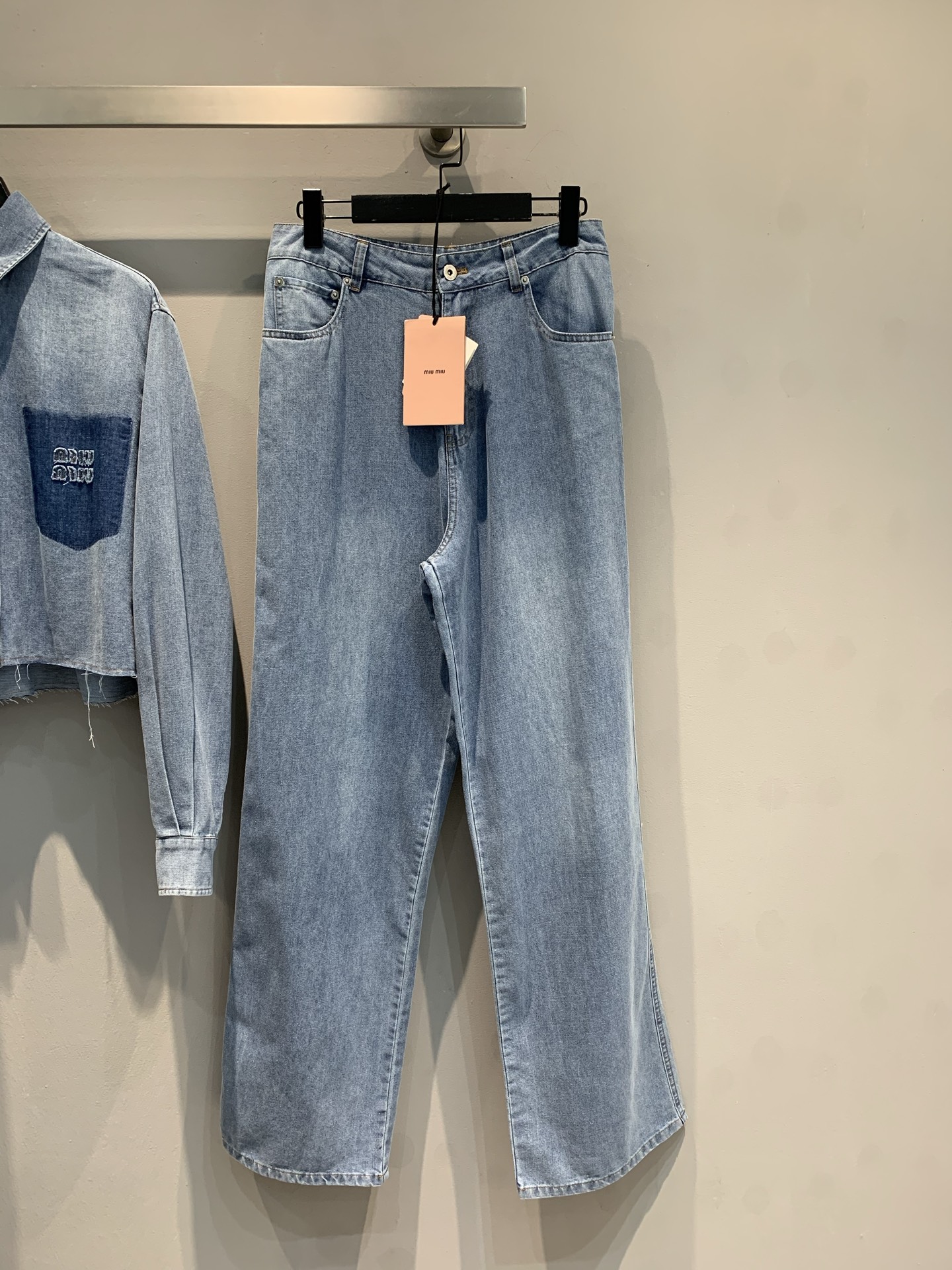 NO:336025,New style is shipped. Original real shot. Miumi*2025 spring and summer new pocket color-blocked embroidered letters pure cotton jeans. It uses imported denim jeans and multi-layer washing technology. The straight-tube style is neat and generous, cleverly modifying the leg lines, including all kinds of figures, and showing casual and unrestrainedness. The high-waist design not only enhances the waistline, but also adds a retro charm. Every stitching and every button embodies the brand's persistent pursuit of quality. Whether it is matched with a simple short top to show vitality or combine it with a lazy sweater to create a slack feeling, it can be easily controlled, helping you take confident steps on urban streets or casual parties, interpreting the pioneering fashion attitude that belongs to Miu Miu. SML,,miumiu, jeans, alexander wang19860909新款出货啦 原版实拍 Miumi*2025春夏新款口袋拼色刺绣字母纯棉牛仔裤.采用进口丹宁牛仔面料,多层水洗工艺.直筒版型,利落大方,巧妙修饰腿部线条,包容各种身形,尽显随性不羁.高腰设计,不仅提升腰线,更增添复古韵味.每一处缝线、每一枚纽扣,都凝聚着品牌对品质的执着追求.无论是搭配简约短上衣展现活力,还是与慵懒针织衫组合营造松弛感,它都能轻松驾驭,助你在都市街头或休闲聚会中,踏出自信步伐,诠释独属于Miu Miu的先锋时尚态度.码数SML,,miumiu,jeans,alexander wang,Women's clothing