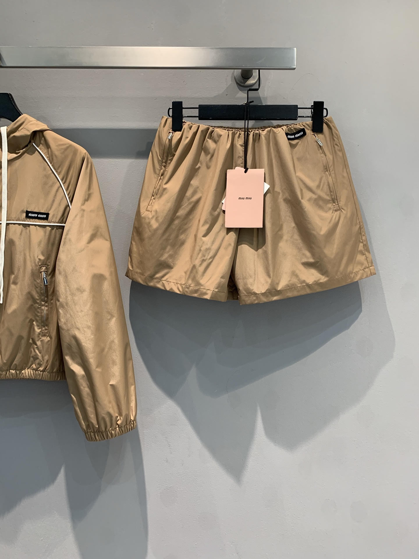 NO:336009,New models are shipped. Original development. Miumi*2025 early spring new black label A-line grid skirt. It uses imported recycled nylon fabric. It is light, comfortable and breathable. The mesh lining design is comfortable and comfortable to wear. The zippered pockets on both sides add practicality and coolness, and the neat tailoring highlights personality. Whether paired with a simple T-shirt or a trendy jacket, you can easily create a straightforward street style. Number of 36 38 40,,miumiu, skirts, jackets & coats,tees, t-shirt, alexander wang19860909新款出货啦 原版开发 Miumi*2025早春新款黑标A字网格半裙.采用进口再生尼龙面料.轻盈舒适透气性佳,网格内衬设计,穿着舒适自在.两侧拉链口袋增添实用性与酷感,利落剪裁凸显个性.无论是搭配简约T恤还是潮流夹克,都能轻松打造率性街头风格.码数36 38 40,,miumiu,skirts,jackets & coats,tees，t-shirt,alexander wang,Women's clothing