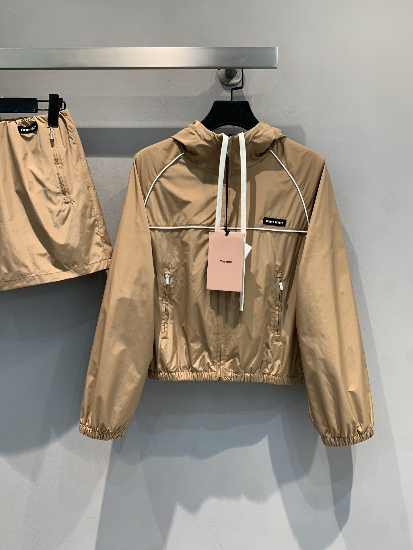 NO:336012,New model is shipped. Original development Miumi*2025 early spring new brown short hooded jacket. Customized recycled nylon fabric, which is crisp and wear-resistant, and has good breathability. The surface has a slight glossy feeling, adding a high-end texture, and is relatively easy to handle. It is not easy to deform when worn for a long time. The short slim fit style is neatly tailored to fit the body, effectively lengthening the leg lines, and optimizing body proportions. The loose sleeves do not restrict arm movement, and are matched with ribbed cuffs, which are comfortable to wear and fit the wrist, making them more comfortable when exercising. S M L,,miumiu, jackets & coats,hats,alexander wang19860909新款出货啦 原版开发 Miumi*2025早春新款咖色短款连帽外套.定制再生尼龙面料,挺括耐磨,透气性佳.表面有轻微光泽感,增添高级质感,且打理起来相对轻松,长久穿着也不易变形.短款修身版型,利落剪裁贴合身形,有效拉长腿部线条,优化身材比例.宽松的袖型不束缚手臂活动,搭配罗纹袖口,穿着舒适且贴合手腕,运动时更自在.码数S M L,,miumiu,jackets & coats,hats,alexander wang,Women's clothing