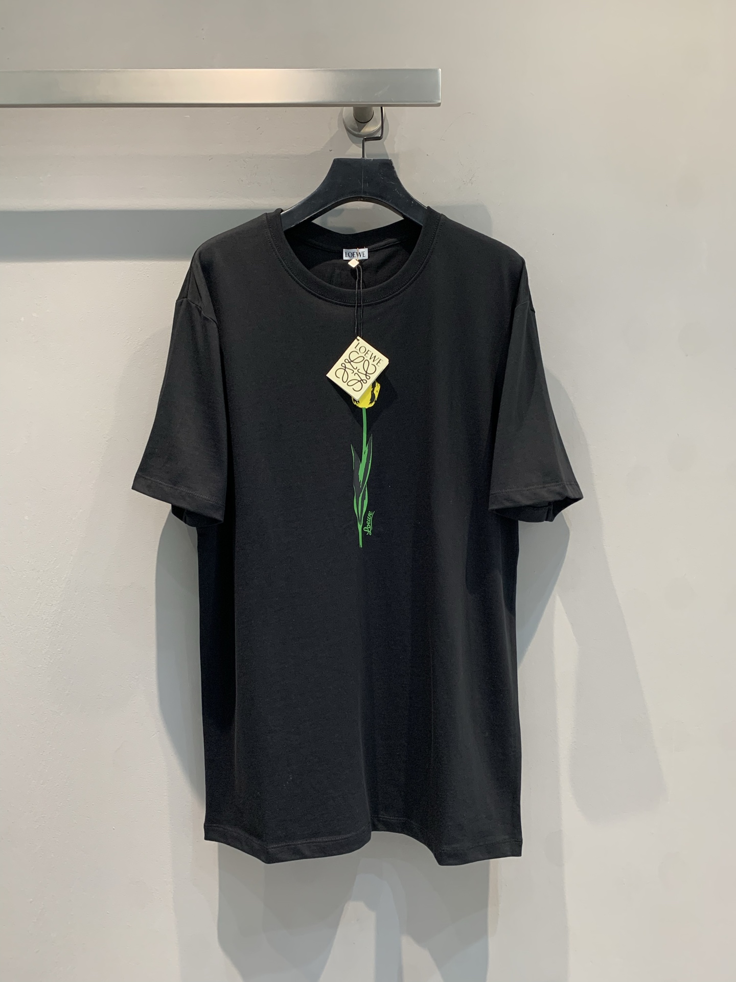 NO:333170,New models are shipped. Original development. Loew*2025 spring and summer new flower print round neck T-shirt. Unique flower prints, revealing vitality in vivid colors, breaking monotony, and injecting agility and poetry into daily outfits. Selected pure cotton fabrics, soft and skin-friendly, breathable and comfortable, and accompanying each moment. Wear it, show your personality in simplicity, and easily embrace freedom and fashion. The same style for men and women. SML, loewe, tees, t-shirt, alexander wang19860909新款出货啦 原版开发 Loew*2025春夏新款花朵印花圆领T恤.独特花朵印花,以鲜活色彩绽露生机,打破单调,为日常穿搭注入灵动诗意.精选纯棉面料,柔软亲肤,透气舒适,贴身相伴每一刻.穿上它,于简约中彰显个性,轻松拥抱自在与时尚.男女同款.码数SML,,loewe,tees，t-shirt,alexander wang,Women's clothing