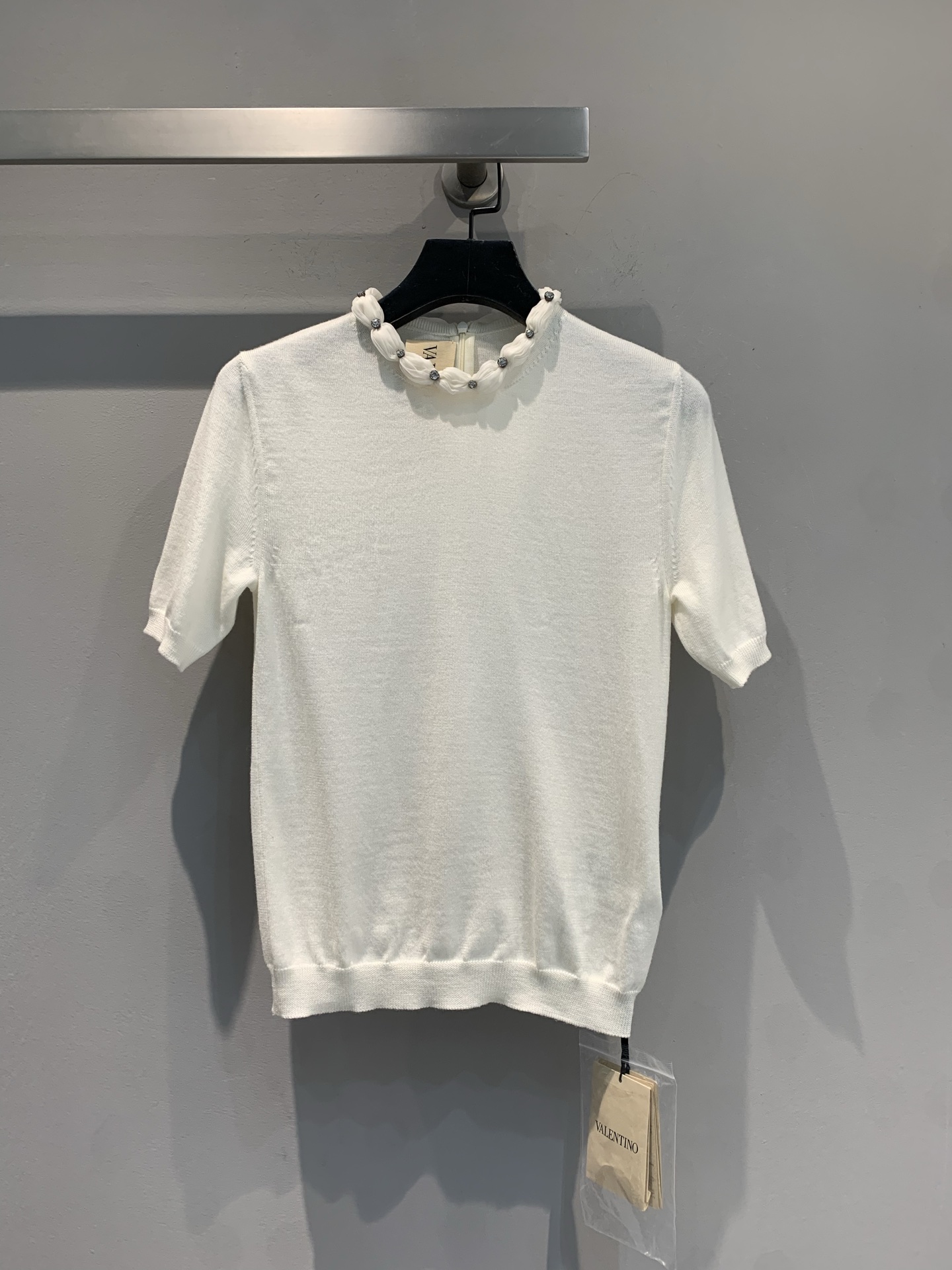 NO:435244,The new model is shipped. Original real shot. Val* early autumn new fashionable and versatile pearl stand collar knitted short sleeves. It uses a cotton and silk blend fabric, with delicate texture and skin-friendly and comfortable. The neckline pearl diamond decoration is super simple style suitable for various bottoms. You can wear it on daily commuting, dates and shopping. The high-end feel is full. It is synonymous with exquisiteness. Whoever wears it looks good, fashionable essence must be entered~ SML, T-shirt, real silk, alexander wang19860909新款出货啦 原版实拍 Val*早秋新款时髦百搭珍珠立领针织短袖.采用棉和真丝混纺面料,质感细腻,亲肤舒适.领口珍珠钻饰超绝 简约版型适配各种下装,日常通勤、约会逛街都能穿,高级感拉满,穿上就是精致代名词,谁穿谁好看,时髦精必入~码数SML,,T-shirt,real silk,alexander wang,Women's clothing