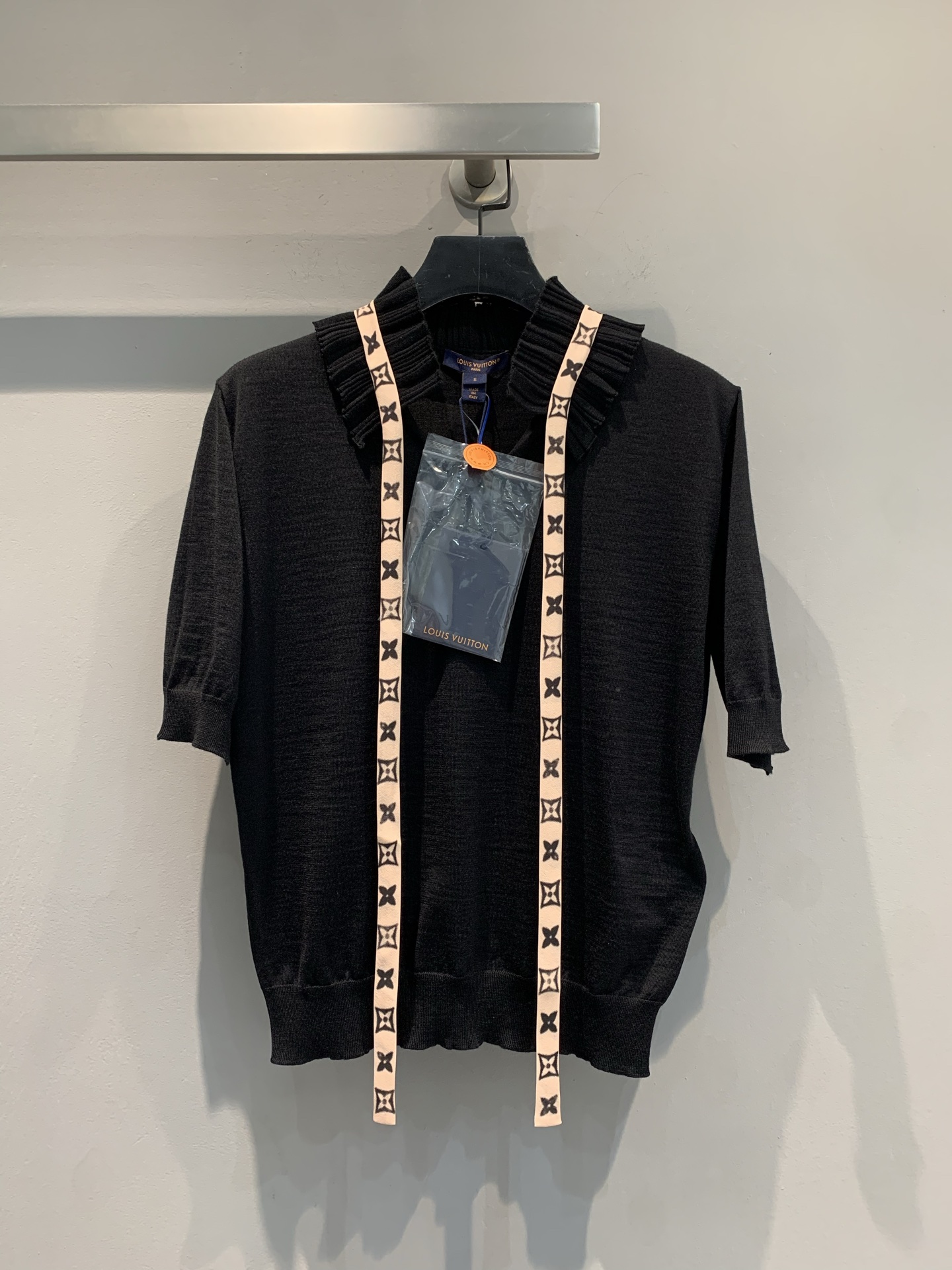 NO:425251,New style is shipped, original development L's early autumn new retro pleated collar lace-up knit top. It uses a wool mulberry silk blend fabric. It has delicate texture and is skin-friendly and comfortable. Classic black base + pleated collar design, presbyopic streamers have the finishing touch, low-key and noble tricks are hidden~Paired with trousers = workplace elite, with skirt = French slack, one piece unlocks N styles, fashionable and delicate eyes closed, and is chased to ask the degree of link!  SML, louis vuitton, skirts, alexander wang19860909新款出货啦 原版开发 L家早秋新款复古褶皱领系带针织上衣.采用羊毛桑蚕丝混纺面料.质感细腻,亲肤舒适.经典黑色打底+褶皱领设计, 老花飘带一整个点睛, 低调中藏着贵气小心机～搭西裤=职场精英, 配半裙=法式松弛, 一件解锁N种风格, 时髦精闭眼入, 被追着问链接的程度！码数SML,,louis vuitton,skirts,alexander wang,Women's clothing