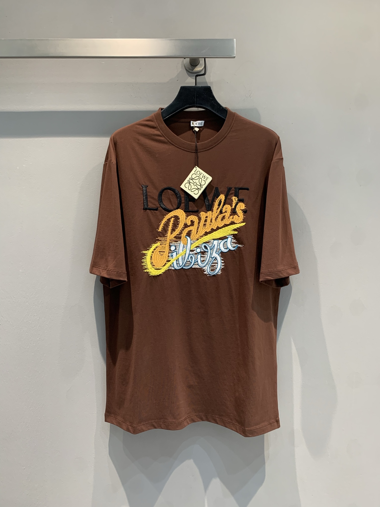 NO:333185,New models are shipped, original development Loew*2025 spring and summer new letter embroidered round neck T-shirt. Personalized letter patterns, color collision and eye-catching, and full of trendy attitude. High-quality pure cotton fabrics are comfortable and skin-friendly, and can be easily controlled during daily street openings and casual parties. One upper body instantly becomes the focus and unlocks your unique fashion password!  SML, loewe,tees,t-shirt,alexander wang19860909新款出货啦 原版开发 Loew*2025春夏新款字母刺绣圆领T恤.个性字母图案,色彩碰撞吸睛,潮流态度拉满.优质纯棉面料,舒适亲肤,日常出街、休闲聚会都能轻松驾驭,一件上身,瞬间成为焦点,解锁你的独特时尚密码！码数SML,,loewe,tees，t-shirt,alexander wang,Women's clothing