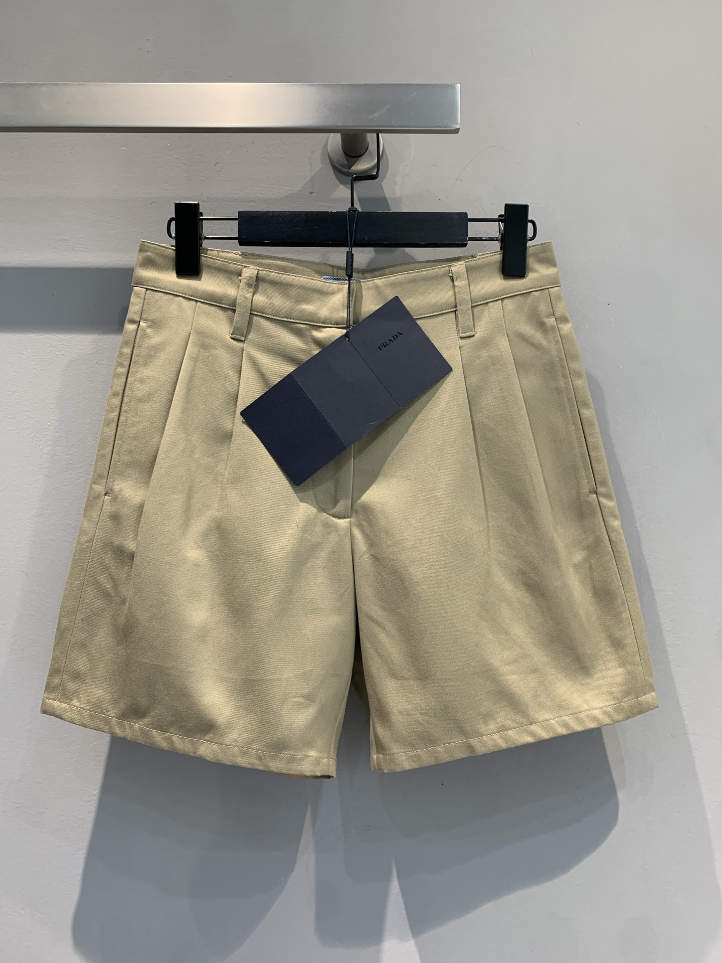 NO:334532,New models are shipped. Original development Prad*2025 spring and summer new workwear style triangle khaki shorts, classic tones adapt to everything. The neat pleated design adds three-dimensional layering and easily modifyes the legs. The simple style is matched with practical pockets, both fashion and functionality. Whether paired with a simple T-shirt or an elegant shirt, you can create a casual and high-end look, allowing you to be confident and brilliant on the streets in summer!  SML, prada, shorts,shirts,tees,t-shirt,alexander wang19860909新款出货啦 原版开发Prad*2025春夏新款工装风三角标卡其色短裤,经典色调适配一切.利落的褶裥设计,增添立体层次感,轻松修饰腿型.简约版型搭配实用口袋,兼具时尚与功能性.无论是搭配简约T恤还是优雅衬衫,都能打造出随性又高级的造型,让你在夏日街头自信出彩！码数SML,,prada,shorts,shirts,tees，t-shirt,alexander wang,Women's clothing