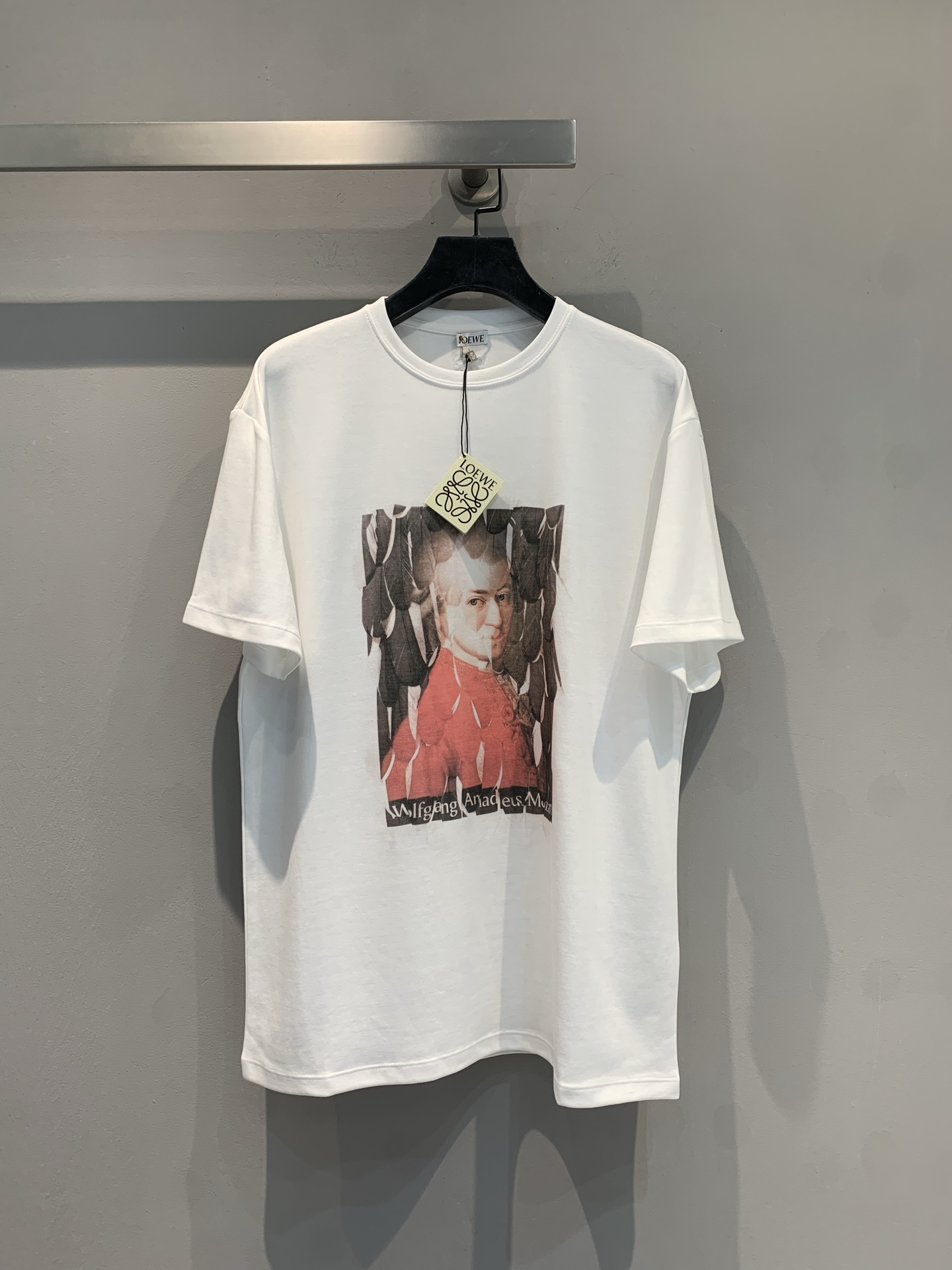 NO:334518,New models are shipped. Original development. Loew* Spring and summer new retro character printed pure cotton T-shirt. When classic art encounters trendy style, the pure white background is pure and simple, like an artistic canvas. The portrait print of Mozart on it is a tribute to the music master. The retro picture has an artistic atmosphere. The words 