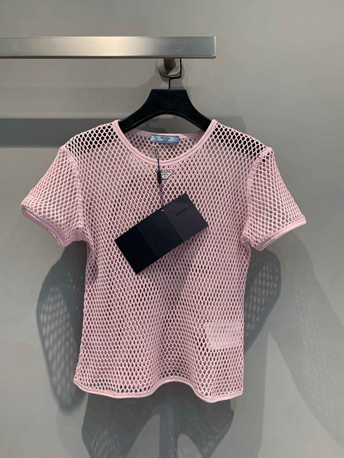 NO:334524,The new model is shipped. Original development Prad*2025 spring and summer new triangle mark round neck mesh hole hollow short sleeves. The bright contrasting color outfit is not abrupt. The casual matching is also full of high-end feeling. It uses customized imported 100% pure cotton material, and the neckline is enamel triangle markings with a full sense of detail!  It can also be stacked with a small vest without abruptness!  Sexy and gentle coexist 1:1 super style, the latest summer item. SML, prada, T-shirt, alexander wang19860909新款出货啦 原版开发Prad*2025春夏新款三角标圆领网洞镂空短袖鲜艳分明的撞色穿搭不显突兀,随意搭配也是高级感满满,采用定制进口百分百纯棉材质,领口同色系珐琅三角标点缀细节感十足！内搭还可以叠加小背心也不突兀！性感与温柔并存1:1超赞版型,夏季最新单品.码数SML,,prada,T-shirt,alexander wang,Women's clothing