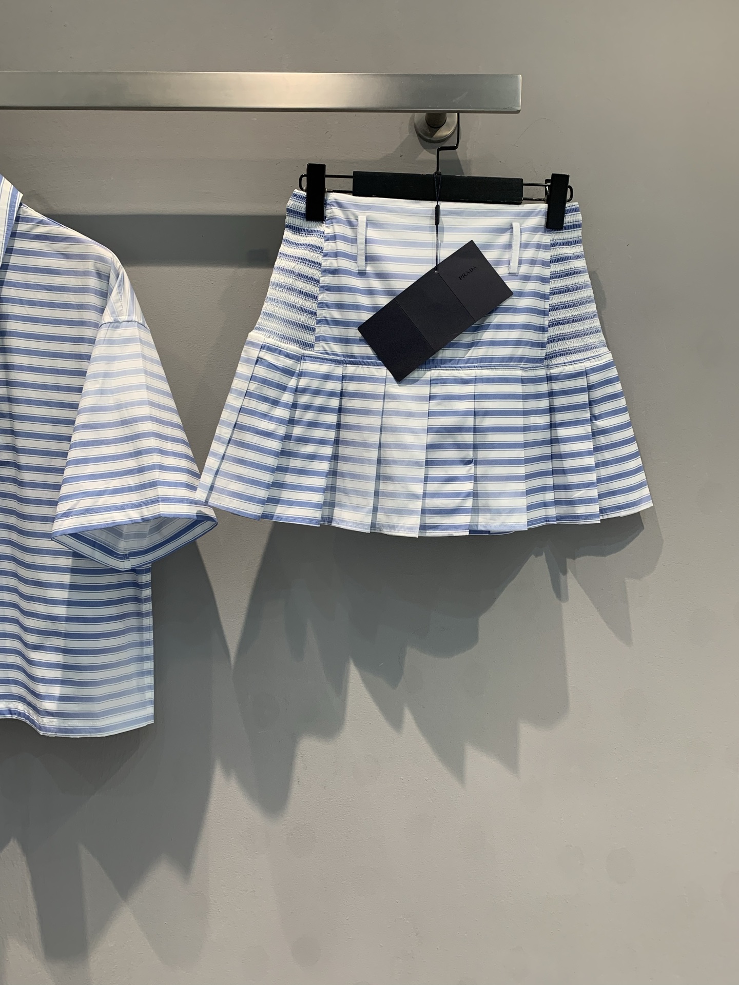 NO:334528,New models are shipped. Original development. Prad*2025 spring and summer new contrasting striped pleated skirt. It uses imported 100% pure cotton fabric, which is skin-friendly and comfortable and has a high-quality texture. It cleverly combines classic stripes with flexible pleated pleats. The blue and white color combination is refreshing and pleasant, and the elastic design at the waist is comfortable and fits the body. Whether it is matched with a simple T-shirt or a striped top in the same series, it can easily create a youthful, vibrant and fashionable look, allowing you to bloom unique charm in this season!  36 38 40, prada, skirts, tees, t-shirt, alexander wang19860909新款出货啦 原版开发 Prad*2025春夏新款撞色条纹百褶半裙.采用进口百分百纯棉面料,亲肤舒适,质感高级.将经典条纹与灵动百褶巧妙融合.蓝白配色清爽宜人,腰部的松紧设计,舒适又贴合身形.无论是搭配简约T恤还是同系列条纹上衣,都能轻松打造青春活力又时髦的造型,让你在这个季节绽放独特魅力！码数36 38 40,,prada,skirts,tees，t-shirt,alexander wang,Women's clothing