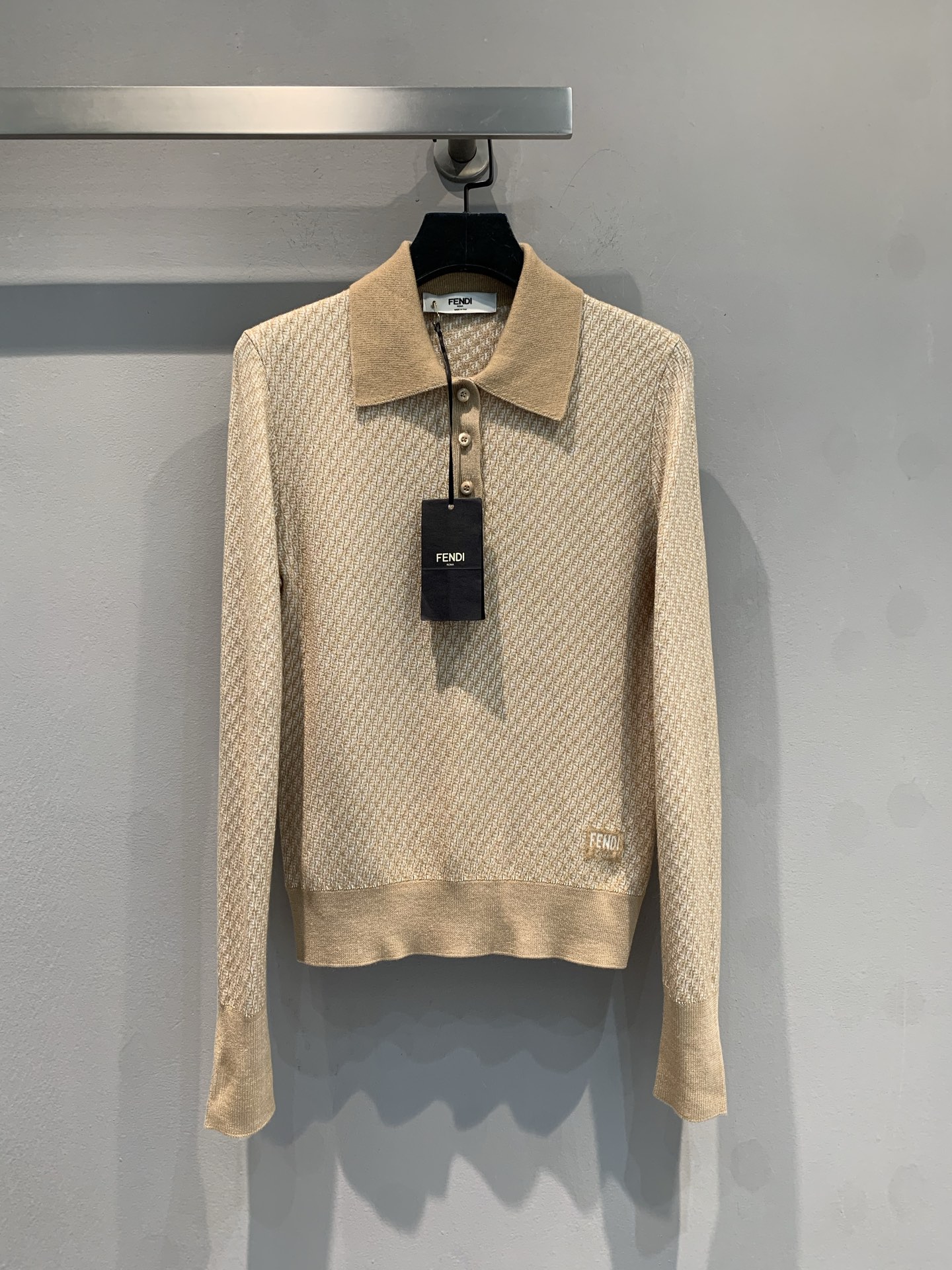 NO:334526,New models are shipped. Original development. FD2025 spring and summer new letter embroidered polo collar sweater. It uses imported wool silk blend fabric, with delicate texture and skin-friendly and comfortable. It outlines the elegant texture with delicate woven textures. The unique contrasting lapels and exquisite buttons are modern in retro style. The low-key brand logo is a silent display of luxury taste. Whether you are strolling on the streets of the city or going to business and leisure occasions, it can easily become the focus and interpret a unique fashion attitude!  36 38 40, real silk, alexander wang19860909新款出货啦 原版开发 FD2025春夏新款字母刺绣polo领针织衫.采用进口羊毛真丝混纺面料,质感细腻,亲肤舒适.以细腻编织纹理勾勒优雅质感.别致的撞色翻领与精致纽扣,复古中透着摩登格调.低调的品牌标识,是奢华品味的无声彰显.无论是漫步都市街头,还是出入商务休闲场合,它都能让你轻松成为焦点,诠释独树一帜的时尚态度！码数36 38 40,,real silk,alexander wang,Women's clothing