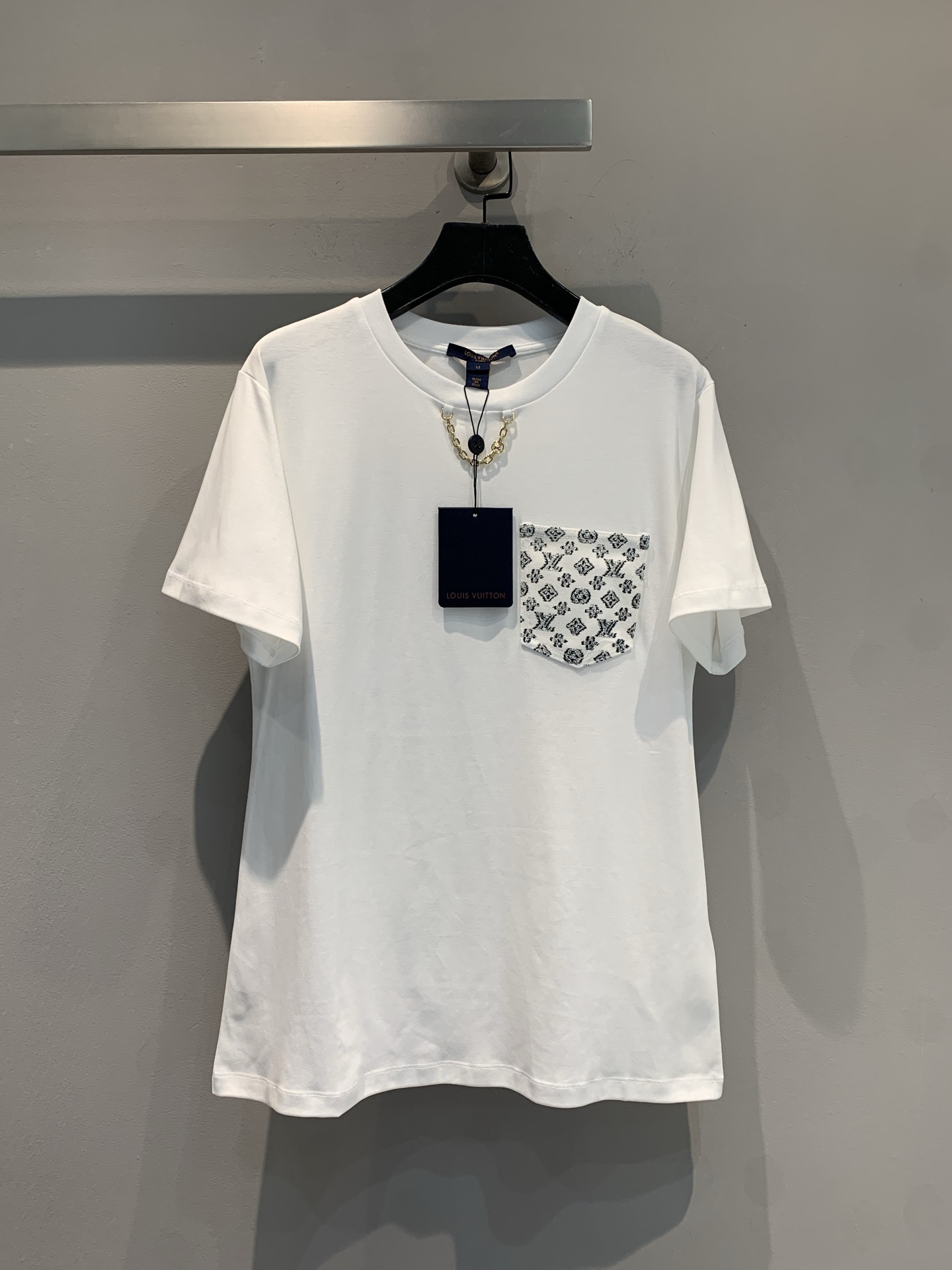 NO:333199,New models are shipped. Original development. Ljia's new old-fashioned pocket chain round neck T-shirt in spring and summer. It uses imported 100% pure cotton fabric, which is skin-friendly and comfortable and has a high texture. The simple round neck outlines the casual outline and fits the neckline. The iconic Monogram pattern quietly blooms in the chest pocket, showing the luxury in a low-key manner. Whether it is walking on the street with jeans or attending casual parties with skirts, it can be easily controlled. SML, louis vuitton, skirts, jeans, tees, t-shirt, alexander wang19860909新款出货啦 原版开发 L家2025春夏新款老花口袋链条圆领T恤.采用进口百分百纯棉面料,亲肤舒适,质感上乘.简约圆领勾勒随性轮廓,贴合颈部线条,标志性Monogram图案悄然绽放在胸前口袋,低调中彰显奢华底蕴.无论是搭配牛仔裤漫步街头,还是配搭裙装出席休闲聚会,它都能轻松驾驭,码数SML,,louis vuitton,skirts,jeans,tees，t-shirt,alexander wang,Women's clothing