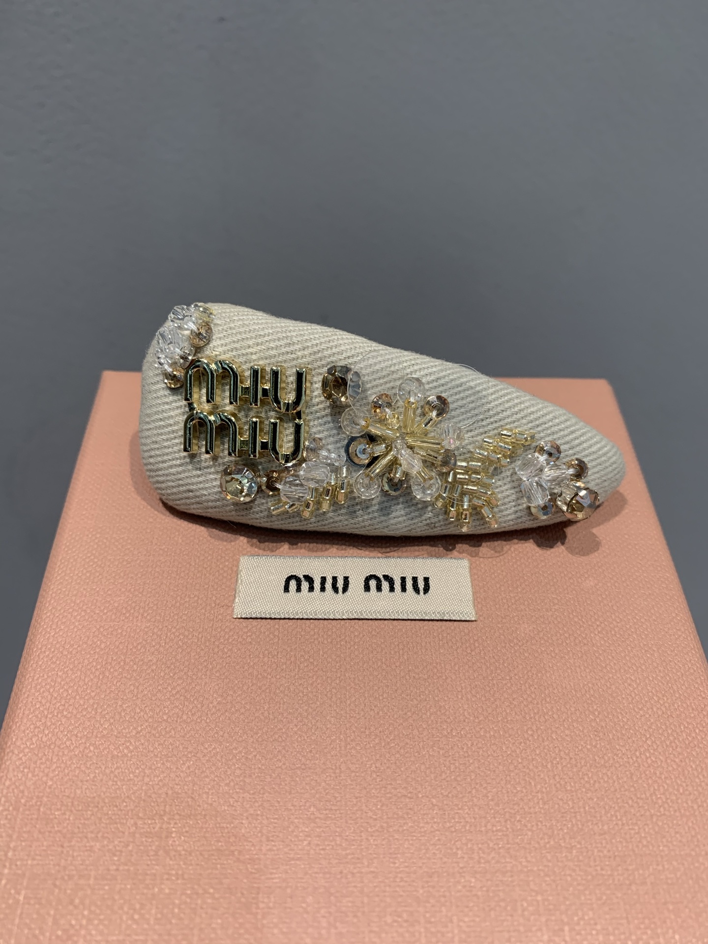 NO:333191,New model is shipped, original development, full package, Miumi*2025 new heavy industrial rhinestone hairpin. Shining rhinestones are intertwined with exquisite metal elements, and the iconic letters are inlaid with them, which is the announcement of MiuMiu's fashion attitude. It is lightly sandwiched between the hair, whether it is a lazy low ponytail, elegant bun, or playful braid, instantly illuminates the overall shape, adds a luxurious style to the daily life, and makes it look more elegant in important occasions. Wear it, you are the protagonist of fashion, interpreting your own charm legend. One-size, miumiu, hairpins, alexander wang19860909新款出货啦 原版开发 全套包装 Miumi*2025新款重工水钻发夹.闪耀水钻与精致金属元素交织,标志性字母镶嵌其中,是MiuMiu时尚态度的宣告.轻夹于发间,无论是慵懒低马尾、优雅发髻,亦或是俏皮编发,瞬间点亮整体造型,为日常增添奢华格调,于重要场合更显风华绝代.戴上它,你就是时尚的主角,演绎独属于自己的魅力传奇.均码,,miumiu,hairpins,alexander wang,Women's clothing