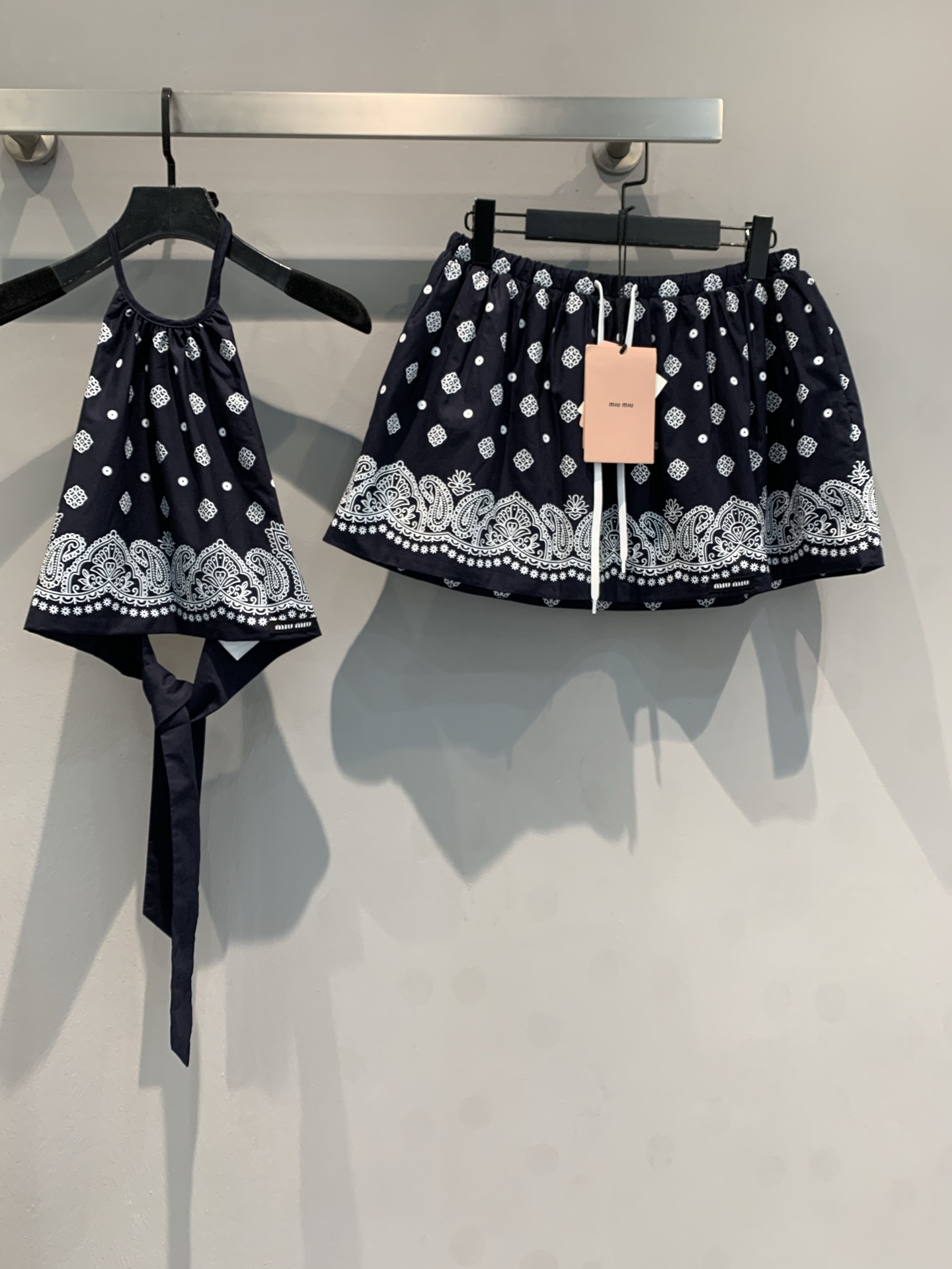 NO:334506,New model is shipped. Original development. Miumi* spring and summer new retro ethnic cashew flower print set. Decorated with exquisite white cashew flower pattern, retro charm and trendy. A small halter top with playful lace-up design, cleverly modifying shoulder and back lines to show unique charm; high-waisted shorts and drawstring elements add casualness, loose style and comfortable and cover flesh. Easy to adapt to holidays, shopping and other occasions, unlocking the eye-catching style with one click. SML, miumiu, shorts, alexander wang19860909新款出货啦 原版开发 Miumi*春夏新款复古民族风腰果花印花套装.饰以精致白色腰果花图案,复古韵味与潮流感拉满.挂脖小上衣,俏皮系带设计,巧妙修饰肩背线条,展露独特魅力；高腰短裤,抽绳元素增添随性感,宽松版型舒适又遮肉.轻松适配度假、逛街等场合,一键解锁吸睛出街造型.码数SML,,miumiu,shorts,alexander wang,Women's clothing