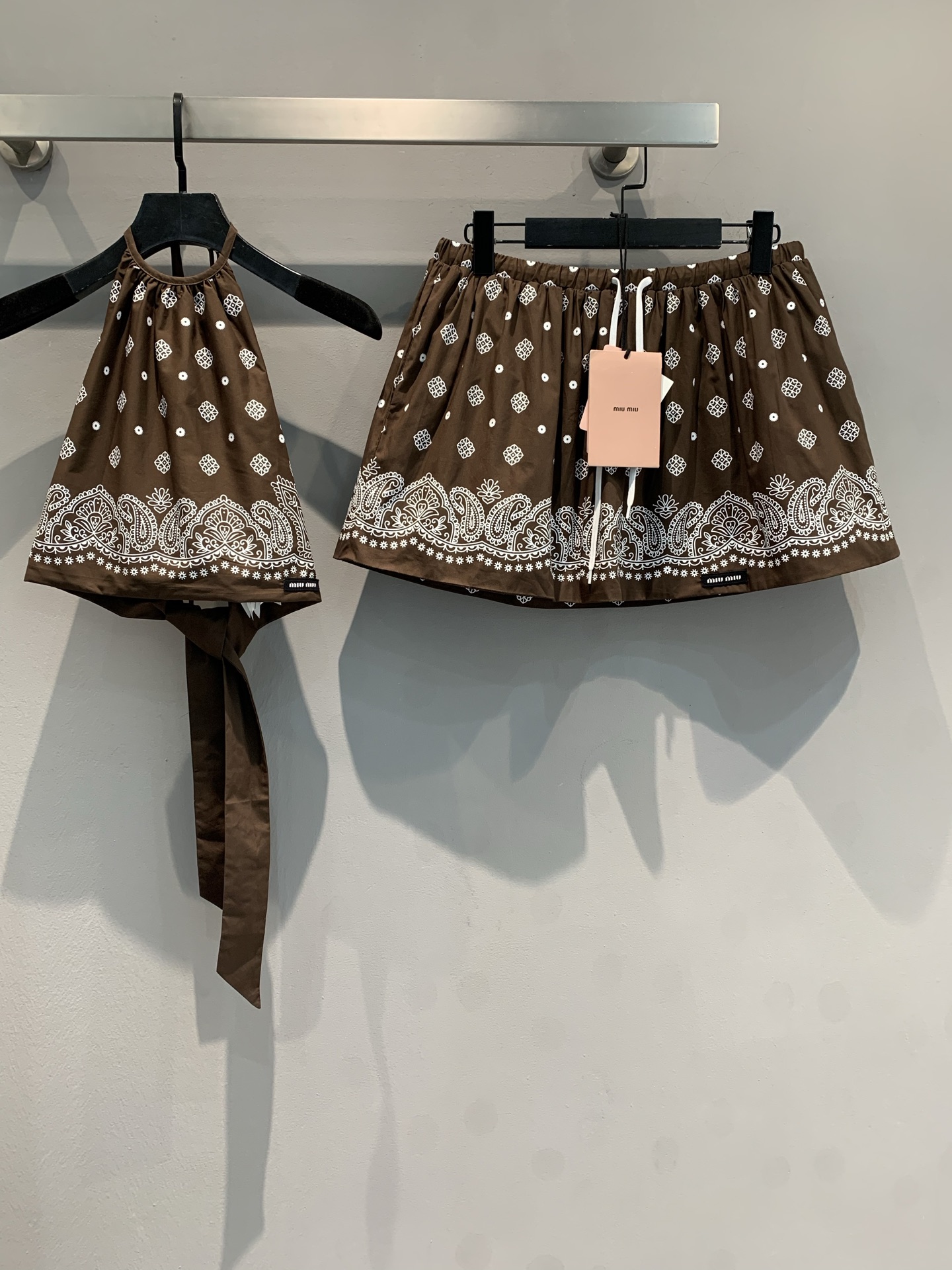 NO:334512,New model is shipped. Original development. Miumi* spring and summer new retro ethnic cashew flower print set. Decorated with exquisite white cashew flower pattern, retro charm and trendy. A small halter top with playful lace-up design, cleverly modifying shoulder and back lines to show unique charm; high-waisted shorts and drawstring elements add casualness, loose style and comfortable and cover flesh. Easy to adapt to holidays, shopping and other occasions, unlocking the eye-catching style with one click. SML, miumiu, shorts, alexander wang19860909新款出货啦 原版开发 Miumi*春夏新款复古民族风腰果花印花套装.饰以精致白色腰果花图案,复古韵味与潮流感拉满.挂脖小上衣,俏皮系带设计,巧妙修饰肩背线条,展露独特魅力；高腰短裤,抽绳元素增添随性感,宽松版型舒适又遮肉.轻松适配度假、逛街等场合,一键解锁吸睛出街造型.码数SML,,miumiu,shorts,alexander wang,Women's clothing