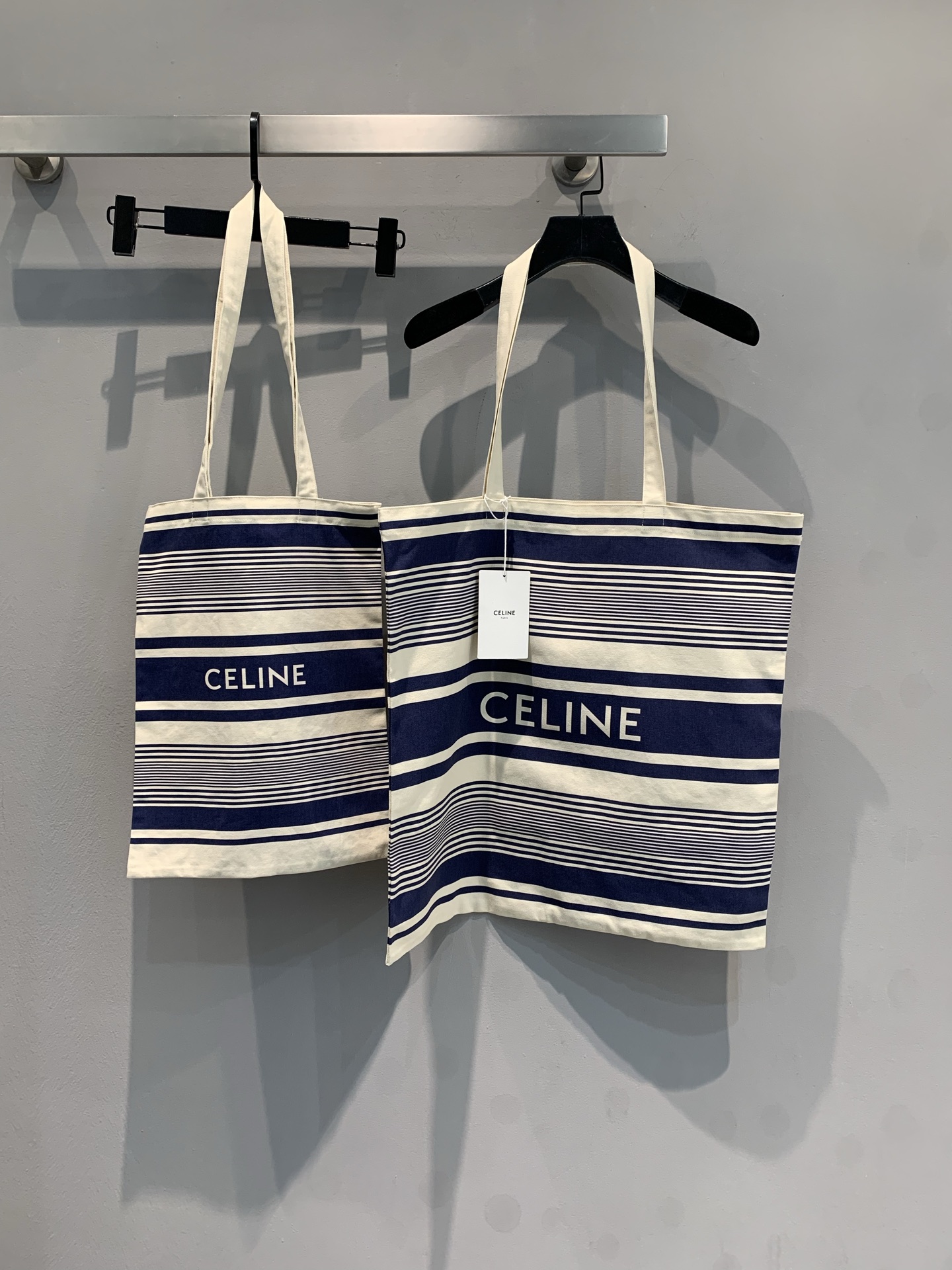 NO:334500,New models are shipped. Original development Celin* Spring and Summer New Blue and White Striped Canvas Tote Bag. Pure white and deep blue intertwined to outline simple yet stylish striped patterns. Each line tells French elegance. The iconic 