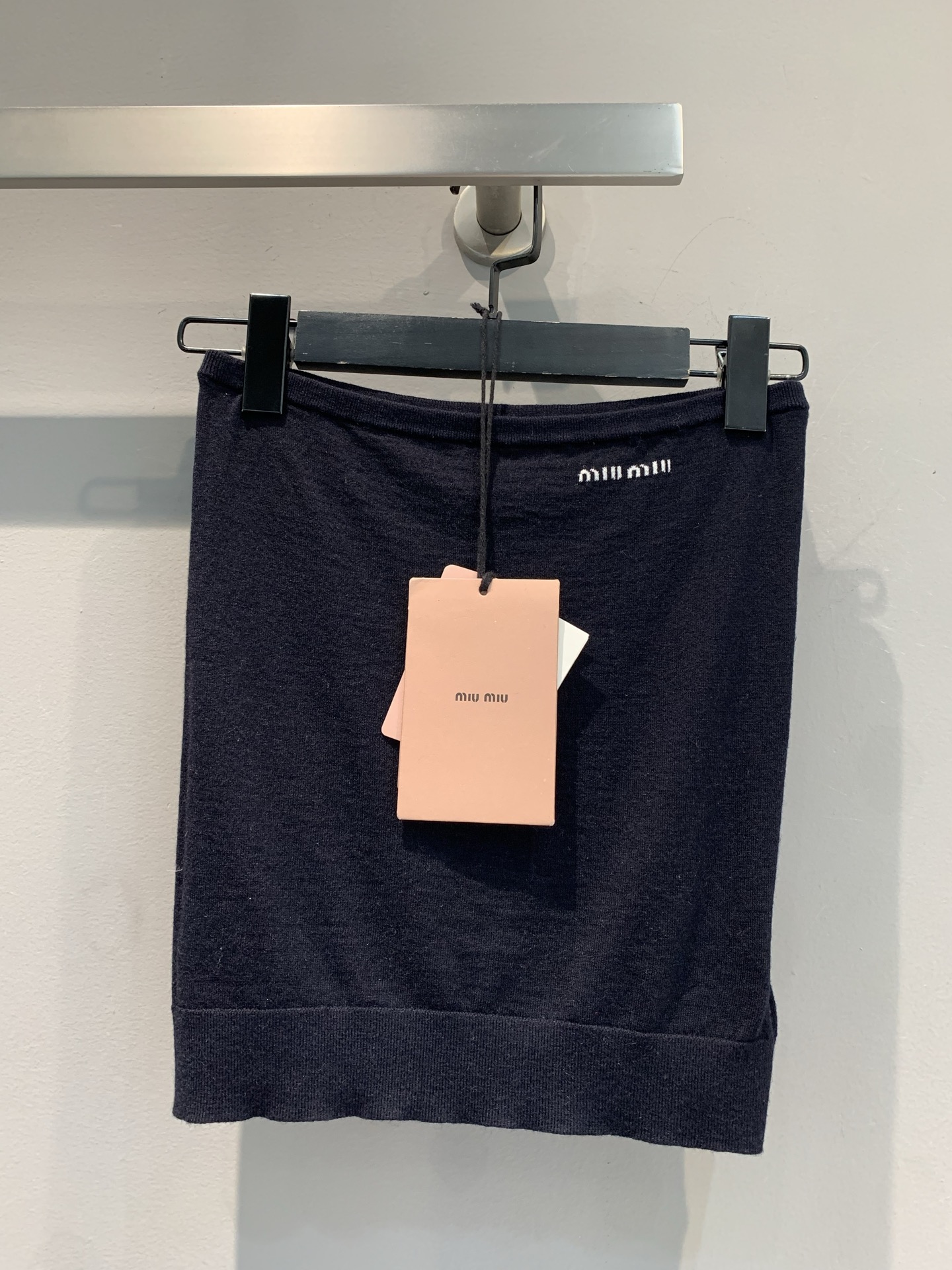 NO:334064,The new model is shipped. Original development Miumi*2025 spring and summer new letter logo wool knitted strapless. Selected high-quality wool, soft and delicate touch, warm and comfortable to wear, showing luxurious texture in the details. Classic black, versatile and high-end, easily adapted to various styles. Simple and smooth lines cleverly fit the body curves, outline graceful figures, perfectly presenting the elegance and sexy of women. The brand logo is exquisitely embellished and tells the unique identity in a low-key manner. Whether it is to attend a dinner with a long skirt or wandering on the streets of the city with a suit, it can make you the focus of everyone's attention and interpret your unique fashion attitude. SML, miumiu, skirts, business suit, alexander wang19860909新款出货啦 原版开发 Miumi*2025春夏新款字母logo羊毛针织抹胸.精选优质羊毛,触感柔软细腻,贴身穿着温暖又舒适,在细节处彰显奢华质感.经典黑色,百搭且极具高级感,轻松适配各种风格.简洁流畅的线条,巧妙贴合身体曲线,勾勒出曼妙身姿,将女性的优雅与性感完美呈现.品牌标识精致点缀,低调诉说着独特身份.无论是搭配长裙出席晚宴,还是外搭西装游走于都市街头,它都能让您成为众人瞩目的焦点,演绎独属于您的时尚态度.码数SML,,miumiu,skirts,business suit,alexander wang,Women's clothing