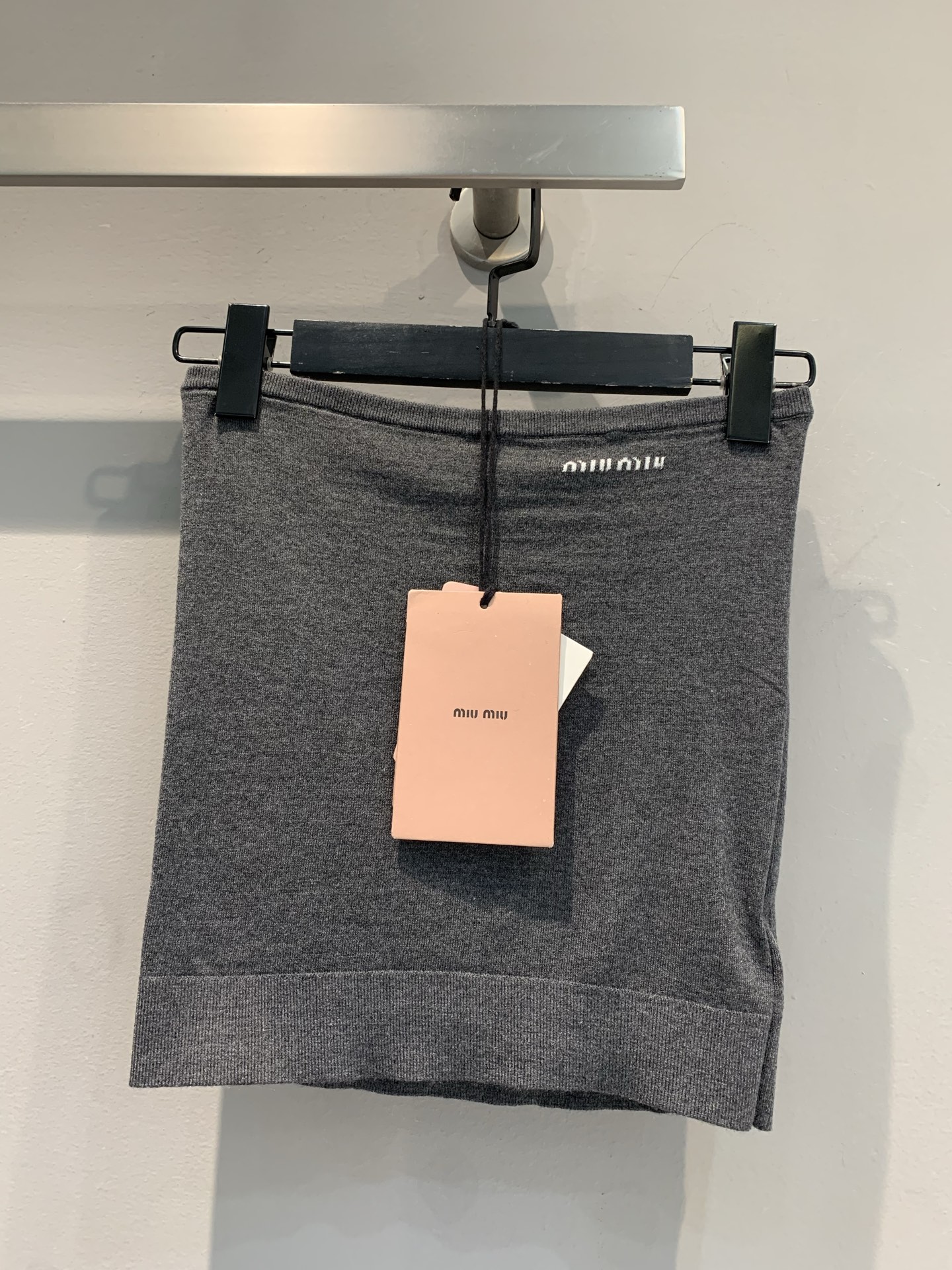 NO:334066,The new model is shipped. Original development Miumi*2025 spring and summer new letter logo wool knitted strapless. Selected high-quality wool, soft and delicate touch, warm and comfortable to wear, showing luxurious texture in the details. It is versatile and high-end, and can easily adapt to various styles. The simple and smooth lines cleverly fit the body curves, outline the graceful figure, and perfectly present the elegance and sexy of women. The brand logo is exquisitely embellished and tells the unique identity in a low-key manner. Whether it is to attend a dinner with a long skirt or wandering on the streets of the city with a suit, it can make you the focus of everyone's attention and interpret your unique fashion attitude. SML, miumiu, skirts, business suit, alexander wang19860909新款出货啦 原版开发 Miumi*2025春夏新款字母logo羊毛针织抹胸.精选优质羊毛,触感柔软细腻,贴身穿着温暖又舒适,在细节处彰显奢华质感.百搭且极具高级感,轻松适配各种风格.简洁流畅的线条,巧妙贴合身体曲线,勾勒出曼妙身姿,将女性的优雅与性感完美呈现.品牌标识精致点缀,低调诉说着独特身份.无论是搭配长裙出席晚宴,还是外搭西装游走于都市街头,它都能让您成为众人瞩目的焦点,演绎独属于您的时尚态度.码数SML,,miumiu,skirts,business suit,alexander wang,Women's clothing