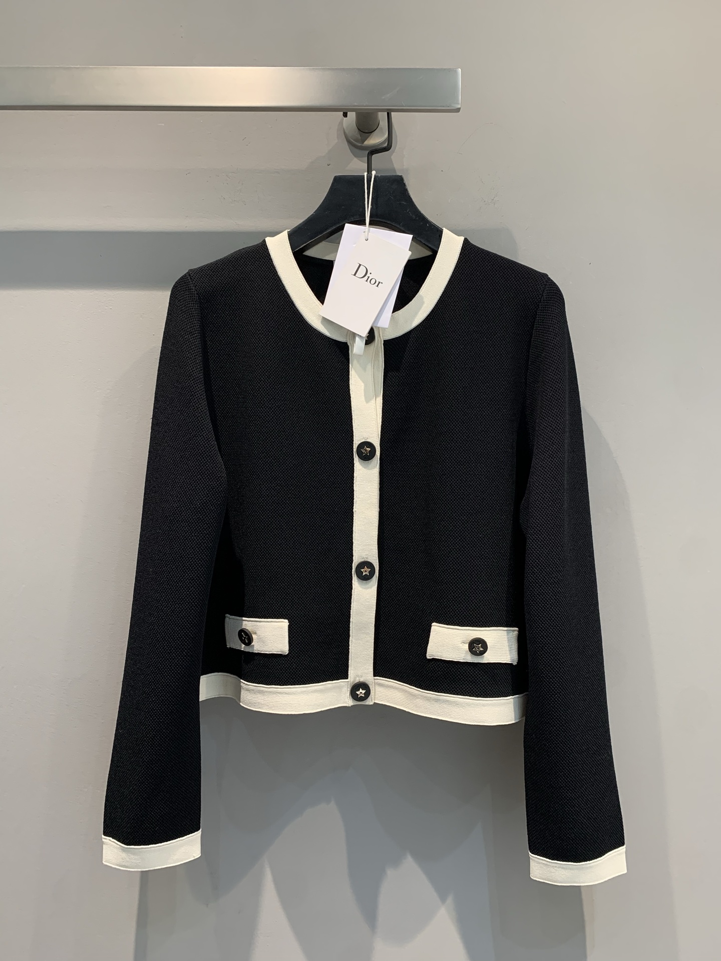 NO:334527,New model is shipped. Original development. CD early spring new contrasting round collar five-pointed star button short jacket. It is made of imported knitted cotton, with excellent texture and a crisp style. The exquisite color combination of black and white colours create a unique style and outlines simple and smooth lines. The exquisite five-pointed star buttons embellish it, and the details show ingenuity. It is comfortable and stylish. Whether it is matched with a simple dress to interpret the elegant and famous style; or combined with jeans to create a casual urban style, it can be easily adapted, allowing you to show your unique charm in different occasions. Number of 36 38 40,,skirts,jeans,jackets & coats,alexander wang19860909新款出货啦 原版开发 CD早春新款撞色圆领五角星扣短款外套.采用进口针织棉材质,质感上乘,版型挺括.黑与白的精妙拼色,碰撞出别致格调,勾勒简洁流畅线条.精致五角星纽扣点缀其间,细节之处尽显匠心.穿着舒适且挺括有型.无论是搭配简约连衣裙,演绎优雅名媛风；还是与牛仔裤组合,打造随性都市范,它都能轻松适配,让您在不同场合皆绽露独特魅力.码数36 38 40,,skirts,jeans,jackets & coats,alexander wang,Women's clothing