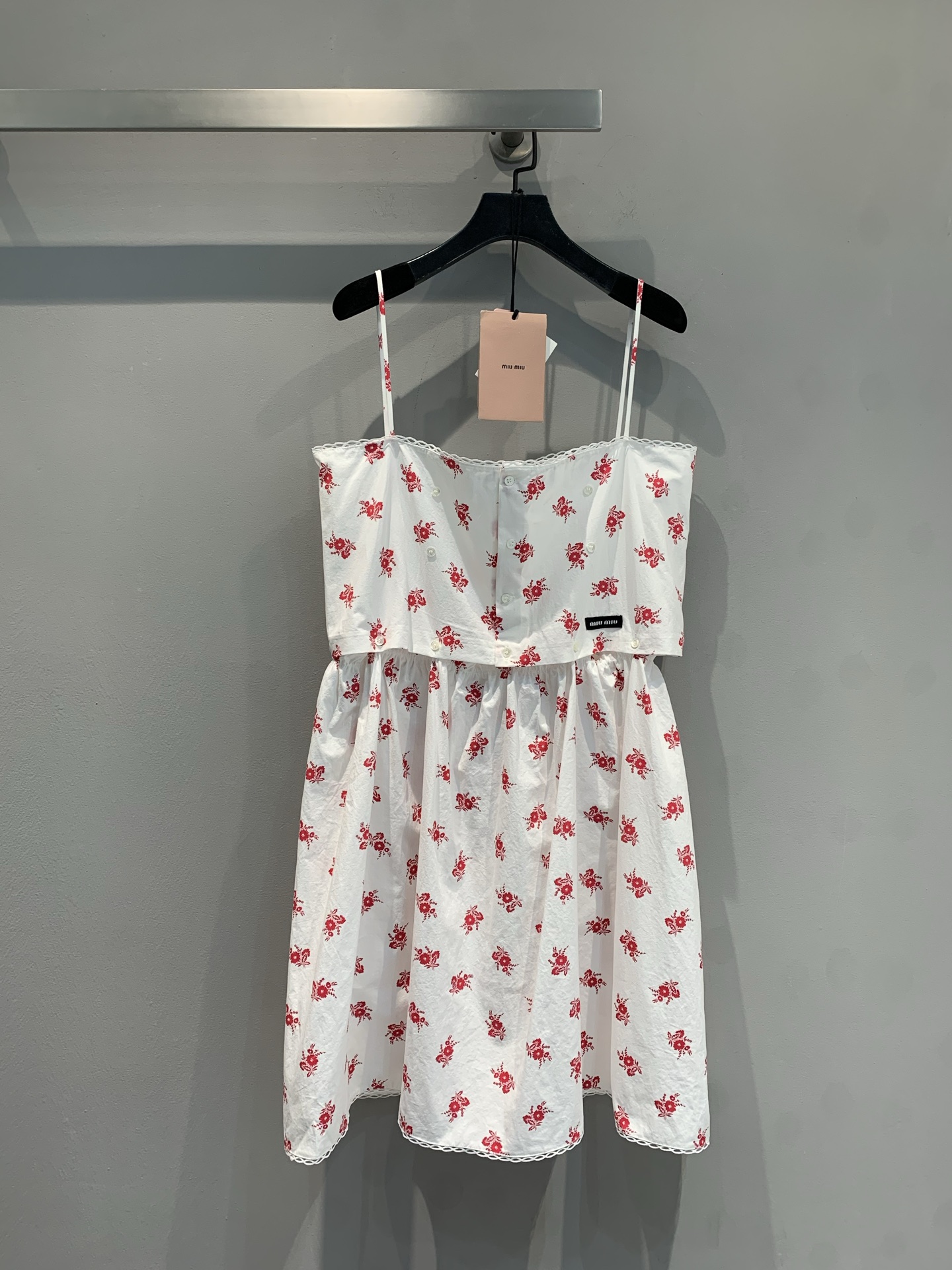 NO:334531,New model is shipped. Original development. Miumi* Spring and summer new embroidered water-soluble floral fake two-piece suspender dress. Embellished with warm and delicate red prints, fresh and bright. Thin shoulder straps are matched with exquisite necklines to outline soft shoulder and neck lines; waist-hugging design   fluffy skirt, lively and playful, unhidden girlish feeling. Wear it, go to every spring date and freeze beautiful moments. SML, miumiu, skirts, alexander wang19860909新款出货啦 原版开发 Miumi*春夏新款刺绣水溶花假两件式吊带连衣裙.点缀热烈娇俏的红花印花 ,清新与明艳并存.细肩带搭配精致领口,勾勒柔美肩颈线条；收腰设计 蓬松裙摆,灵动俏皮,藏不住的少女感.穿上它,奔赴每一场春日约会,定格美好瞬间.码数SML,,miumiu,skirts,alexander wang,Women's clothing