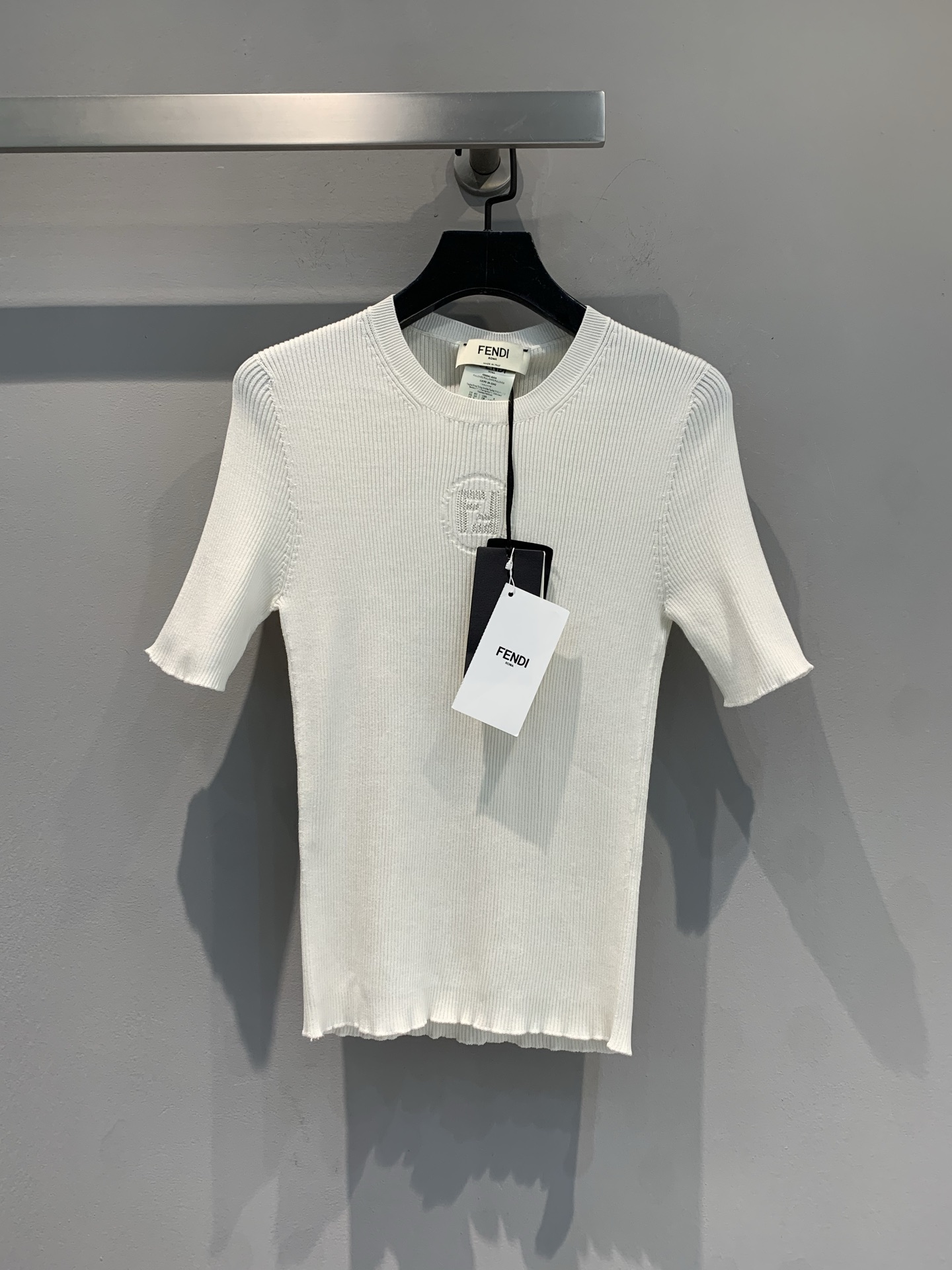 NO:416106,The new model is shipped. Original development. FD2025 spring and summer new hollow letter inlay knitted short sleeves. It uses silk cotton blended fabric, with delicate texture and elasticity. The delicate knitted texture is soft and skin-friendly, and it outlines smooth lines, fits the body without losing comfort. The low-key embellishment of the iconic brand elements on the chest is a manifestation of quality and identity. Whether it is a casual style with jeans or a skirt to attend exquisite occasions, it can be easily controlled, helping you interpret Italian fashion aesthetics with elegant posture. Number 36 38 40, skirts, jeans, T-shirt, real silk, alexander wang19860909新款出货啦 原版开发 FD2025春夏新款镂空字母嵌花针织短袖.采用真丝棉混纺面料,质感细腻,弹力十足.细腻针织纹理,触感柔软亲肤,勾勒流畅线条,贴合身形又不失舒适感.胸口标志性品牌元素低调点缀,是品质与身份的彰显.无论是搭配牛仔裤打造休闲范,还是配半裙出席精致场合,都能轻松驾驭,助你以优雅之姿诠释意式时尚美学.码数36 38 40,,skirts,jeans,T-shirt,real silk,alexander wang,Women's clothing