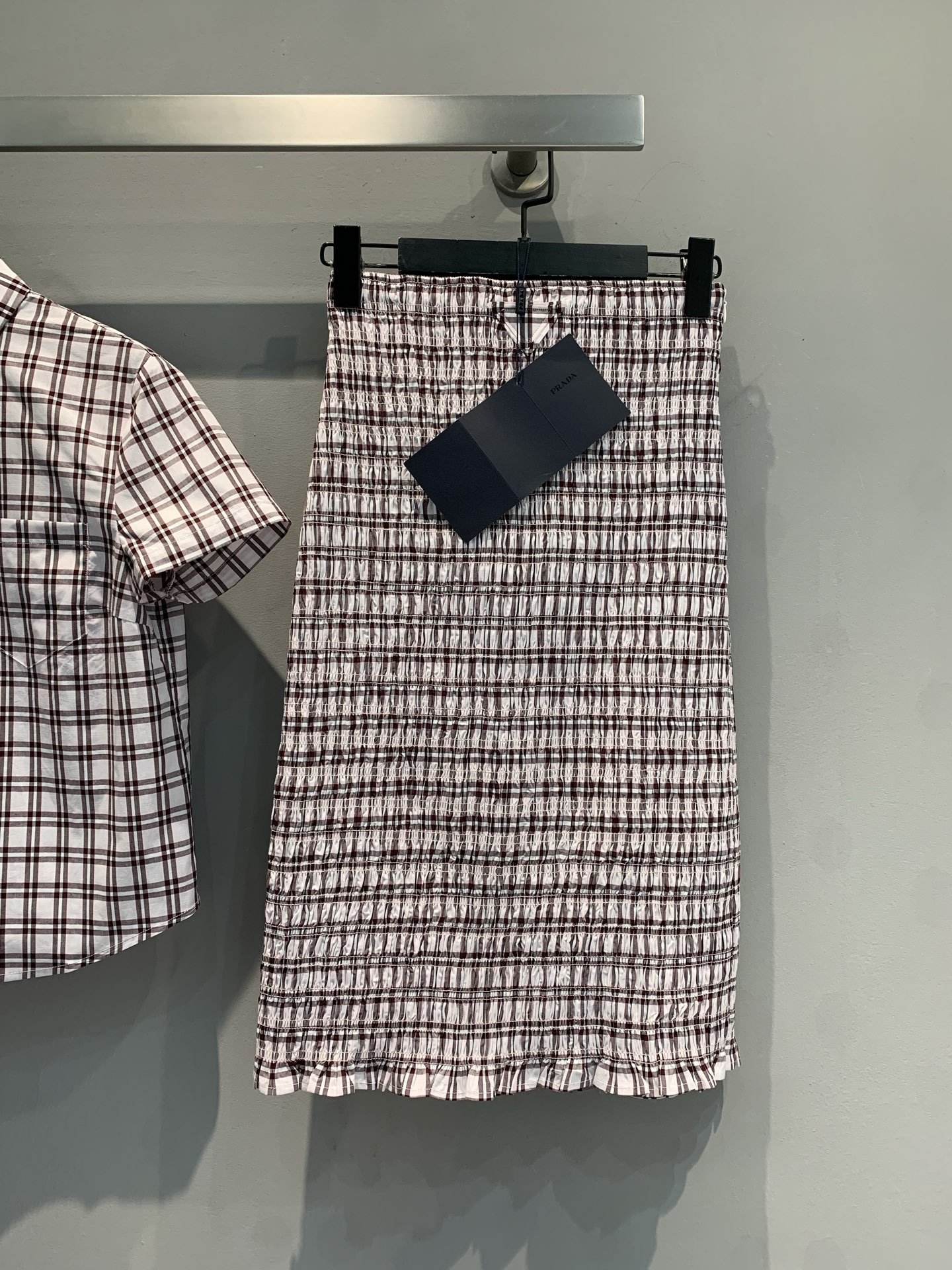 NO:334533,The new model is shipped. Original development. Prad*2025 spring and summer new retro plaid pleated striped contrasting skirt. It uses imported 100% pure cotton fabric. It is skin-friendly and comfortable, and the style is crisp. The simple contrasting check pattern looks like the elegant symbols in retro movies. The unique pleated craftsmanship of the skirt makes it cleverly fit the body and outlines the graceful curves of women. Whether you are strolling in the art block or attending light business occasions, it can easily become the focus. Wear it and take confident steps, SML, prada, skirts, alexander wang19860909新款出货啦 原版开发 Prad*2025春夏新款复古格纹褶皱条纹撞色半裙.采用进口百分百纯棉面料.亲肤舒适,版型挺括.简洁的撞色格纹,似复古电影中的优雅符号,裙身独特的褶皱工艺,巧妙贴合身形,勾勒出女性的曼妙曲线.无论是漫步在艺术街区,还是出席轻商务场合,它都能让你轻松成为焦点.穿上它,迈出自信步伐,码数SML,,prada,skirts,alexander wang,Women's clothing