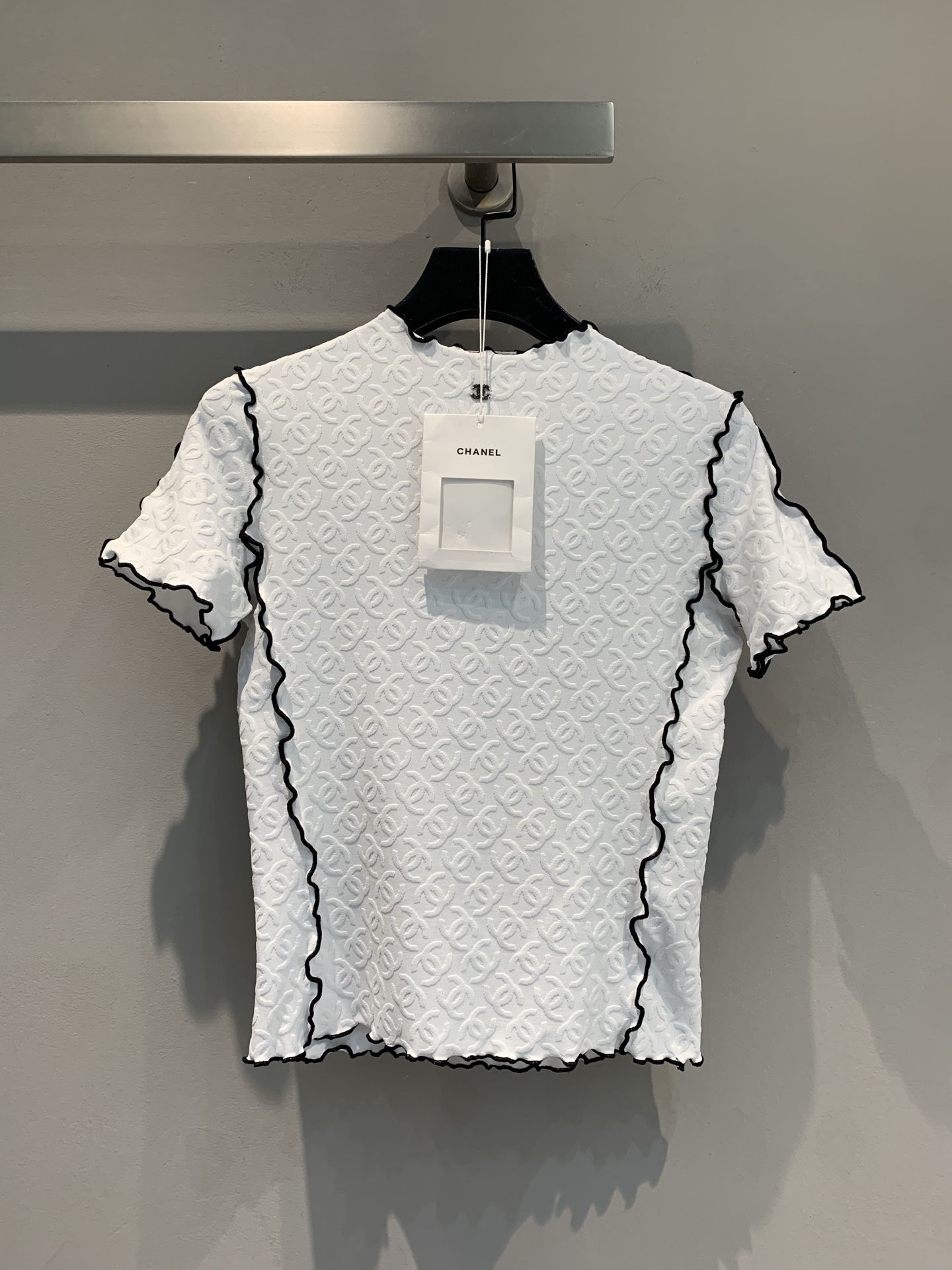 NO:334523,New model is shipped. Original development. C home spring and summer new embossed lace contrasting T-shirt. Interweaving the iconic double C texture and agile black earrings decoration, injecting playful vitality into the classic outline. With Chanel's unique style, it interprets the confidence and charm of modern women. Wearing it, every step is a trendy step, and every moment is interpreting French elegant legend. Number 36 38 40, chanel, chanel, tees, t-shirt, alexander wang19860909新款出货啦 原版开发 C家春夏新款浮雕花边撞色T恤. 交织标志性双C纹理,灵动的黑色木耳边装饰,为经典轮廓注入俏皮活力.以香奈儿独有的格调,诠释现代女性的自信与魅力.穿上它,每一步皆是风尚步伐,每一刻都在演绎法式优雅传奇.码数36 38 40,,chanel,chanel,tees，t-shirt,alexander wang,Women's clothing