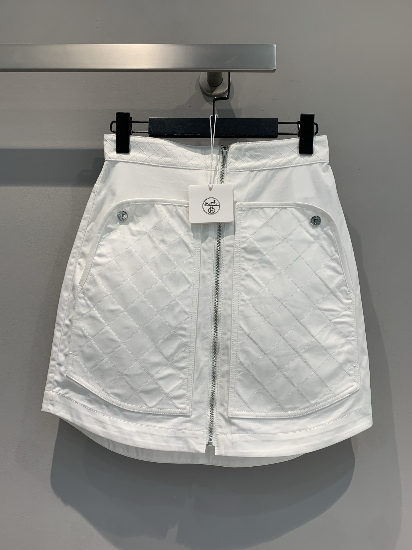 NO:334522,New models are shipped. Original development. Hjia 2025 spring and summer new pocket diamond zipper equestrian skirt, customized imported cotton material, high-quality texture, and a crisp style. One-piece zipper design is easy to put on and take off!  The arc-shaped design of the hem adds a sense of collision to the outfit style!  The casual outfit is loose and full waist-tightening style. The upper body is very friendly to the body~ 1:1 Super style. The latest summer item. SML, skirts, alexander wang19860909新款出货啦 原版开发 H家2025春夏新款口袋菱格拉链马术半裙,定制进口棉材质,质感高级 ,版型挺括.一片式拉链设计穿脱方便！下摆圆弧形设计增添穿搭风格的碰撞感！随意穿搭都是松驰度拉满收腰版型上身对身材包容性非常友好～ 1:1超赞版型 夏季最新单品.码数SML,,skirts,alexander wang,Women's clothing