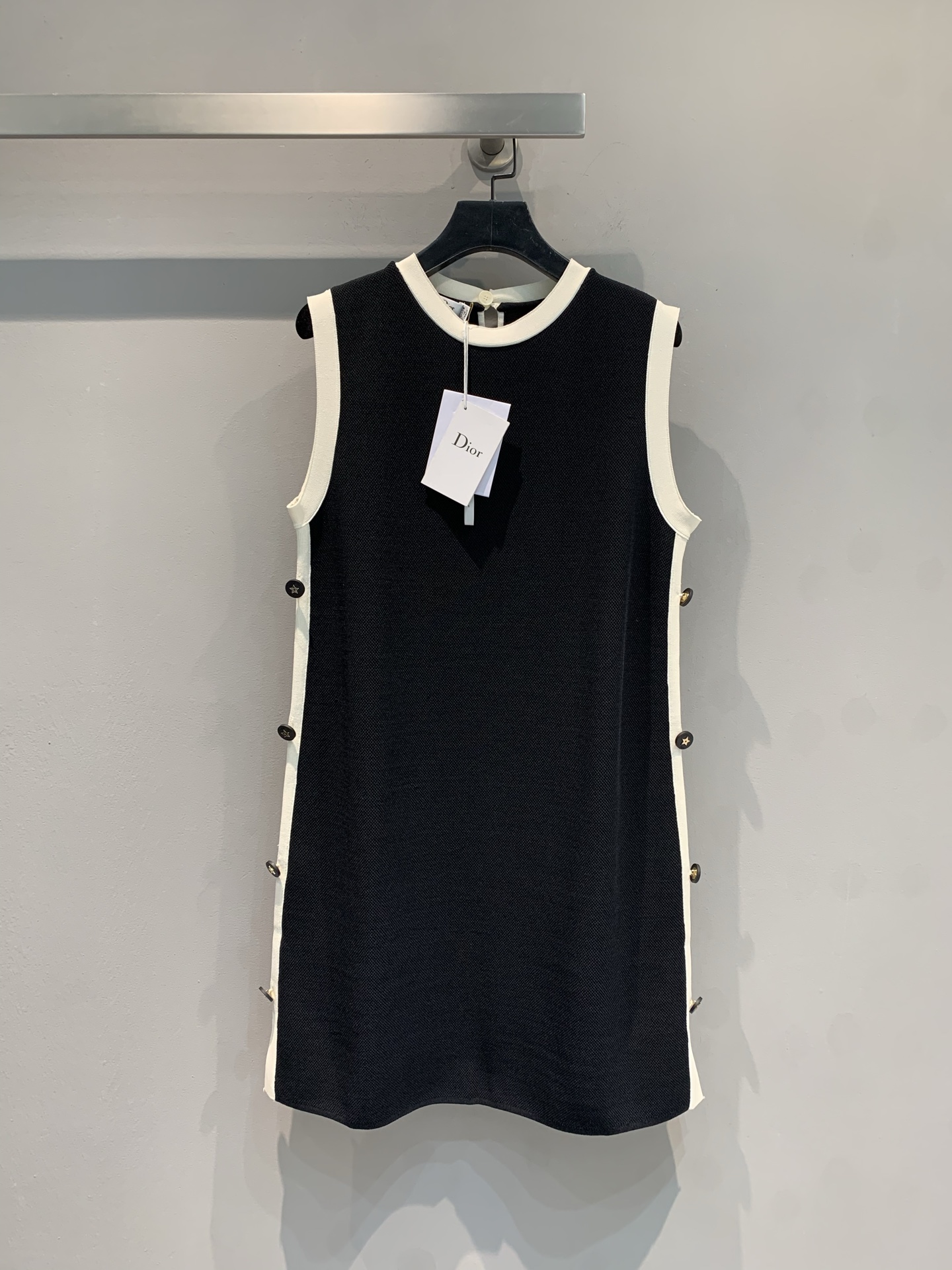 NO:334588,New model is shipped. Original development CD2025 spring and summer new five-star buckle contrasting color round neck knitted dress. It uses imported high-density blended yarn and imported machine double weaving technology. Customized five-pointed star buckle decoration on both sides. Classic black and white color matching outlines neat lines, breaking monotony and adding modern style to the overall shape. Smooth tailoring fits the body and releases confidence charm. Whether you are strolling on the streets of the city or attending exquisite parties, it can help you become the focus of your attention and interpret the luxurious style that belongs to Dior. Number of codes 36 38 40,,dior,skirts,alexander wang19860909新款出货啦 原版开发 CD2025春夏新款五星扣撞色圆领针织连衣裙.采用进口高密度混纺纱线,进口机双织工艺. 两侧定制五角星扣装饰.经典黑白配色,勾勒利落线条,打破单调,为整体造型增添摩登格调.流畅剪裁贴合身形,释放自信魅力,无论是漫步都市街头,还是出席精致聚会,皆能助你成为目光焦点,诠释独属于迪奥的奢华风尚.码数36 38 40,,dior,skirts,alexander wang,Women's clothing