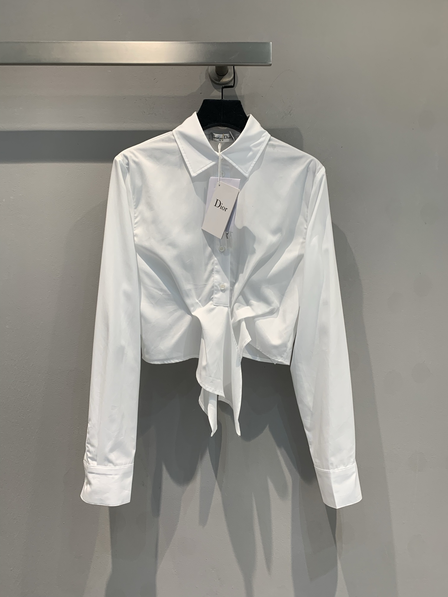 NO:334587,New model is shipped. Original development CD2025 spring and summer new knotted tied lapel short long-sleeved shirt. It uses 100% pure cotton fabric, which is skin-friendly and comfortable and has a high texture. The unique knotted front design breaks the dullness of conventional shirts, adds agility and design sense, cleverly outlines the waistline, highlights the soft figure of women. The long sleeves and pointed collar elements retain the ability of formal shirts and have a sense of fashion. It can be worn alone with skirts and trousers to create commuter or casual styles, and can also be used as a jacket for inner wear, suitable for a variety of styles. It is a fashionable item that combines elegance and practicality. Number of codes 36 38 40,, skirts, jackets & coats,shirts,alexander wang19860909新款出货啦 原版开发 CD2025春夏新款打结系带翻领短款长袖衬衫.采用百分百纯棉面料,亲肤舒适,质感上乘.独特的前襟打结设计,打破常规衬衫的呆板,增添灵动与设计感,巧妙勾勒腰部线条,凸显女性柔美身姿.长袖与尖领元素,保留正装衬衫的干练,又兼具时尚感,可单穿搭配裙装、裤装打造通勤或休闲造型,也能作为外套内搭,适配多种风格,是兼具优雅与实用的时尚单品.码数36 38 40,,skirts,jackets & coats,shirts,alexander wang,Women's clothing