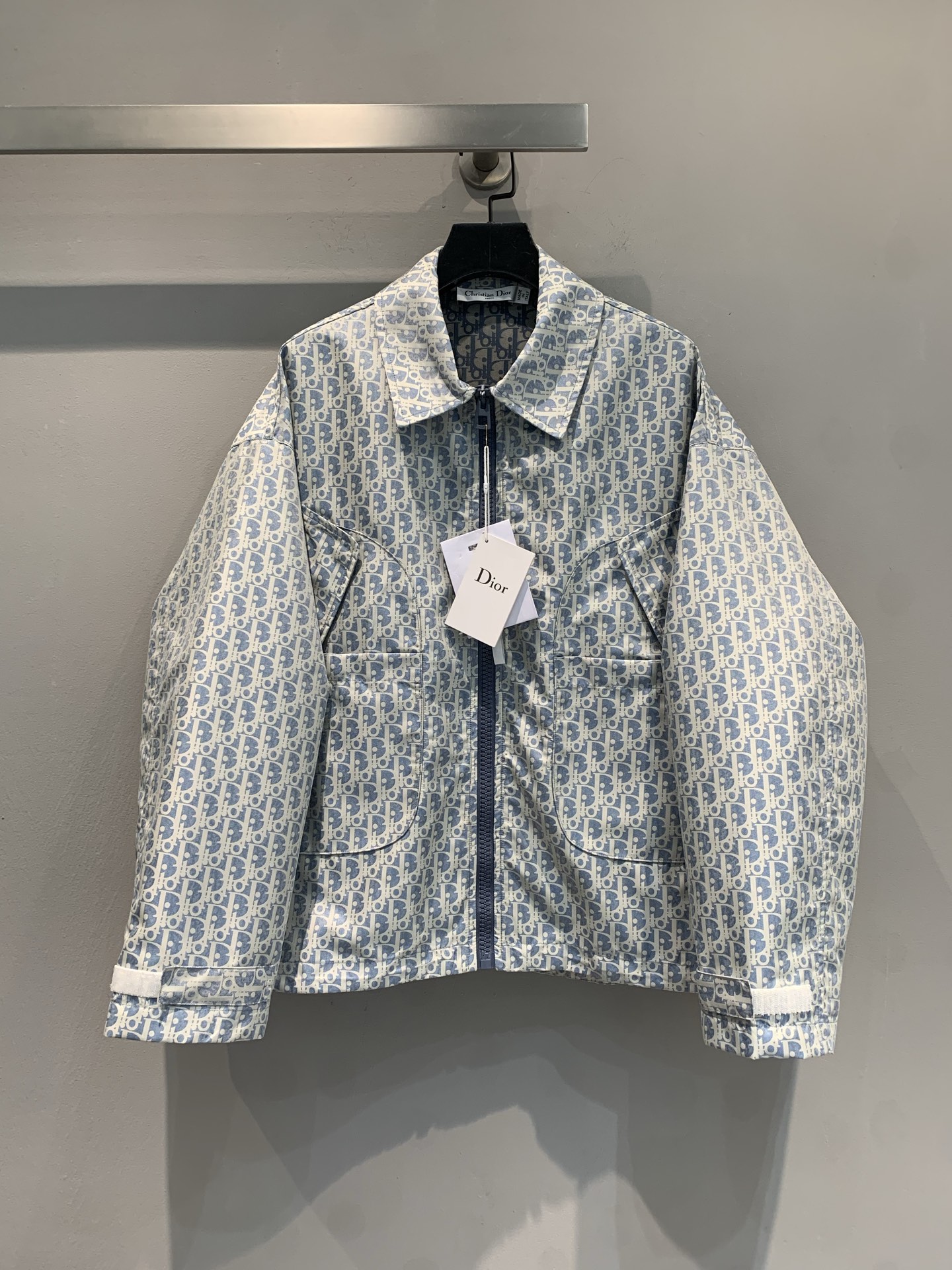 NO:335235,New model is shipped, original development CD2025 spring and summer new lapel presbyop jacket. It uses imported custom jacquard fabric, with delicate texture and crisp style. A must-have baby blue in spring and summer, with super tender upper body, woven jacquard technology, a wide and stylish loose version, both men and women are super easy to control~ The texture is amazing 1:1 Super style, the latest spring and summer items. Number of 36 38 40,,alexander wang19860909新款出货啦 原版开发 CD2025春夏新款翻领老花冲锋衣.采用进口定制提花面料,质感细腻,版型挺括.春夏必备baby蓝,上身超级显嫩,对版机织提花工艺,挺阔有型的宽松版,男女都超级轻松驾驭～质感绝绝子 1:1超赞版型,春夏最新单品.码数36 38 40,,alexander wang,Women's clothing