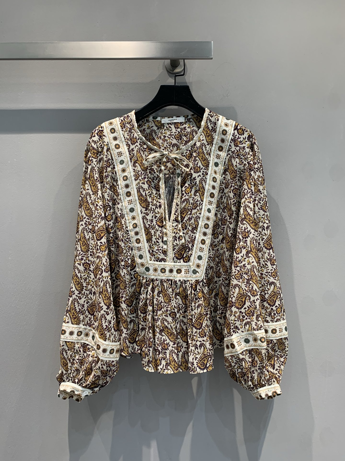 NO:334585,New style is shipped. Original development. ET2025 spring and summer new retro bow tie-fitting printed shirt, selected high-quality pure cotton fabric, soft and skin-friendly, excellent breathability, exquisite printed patterns cleverly blend nature and art. The classic shirt style is carefully cut to fit the body without losing its neatness and freedom. The details of the neckline and cuffs are decorated with exquisite buttons and other elements, which show the ingenuity in simplicity. Whether it is paired with simple trousers to create a capable commuting style, or a skirt to interpret the gentle and ladylike style, it can be easily adapted, adding an indispensable fashionable and bright color to your wardrobe. Number of 36 38 40,, skirts, shirts, alexander wang19860909新款出货啦 原版开发 ET2025春夏新款复古蝴蝶结系带印花衬衫,精选优质纯棉面料,柔软亲肤,透气性绝佳,精致的印花图案,将自然与艺术巧妙融合,经典的衬衫版型,经过精心剪裁,贴合身形又不失利落随性.领口、袖口的细节设计,点缀精致纽扣等元素,简约中彰显匠心.无论是搭配简约长裤打造干练通勤风,还是配上半身裙演绎温柔淑女范,它都能轻松适配,为你的衣橱增添一抹不可或缺的时尚亮色.码数36 38 40,,skirts,shirts,alexander wang,Women's clothing