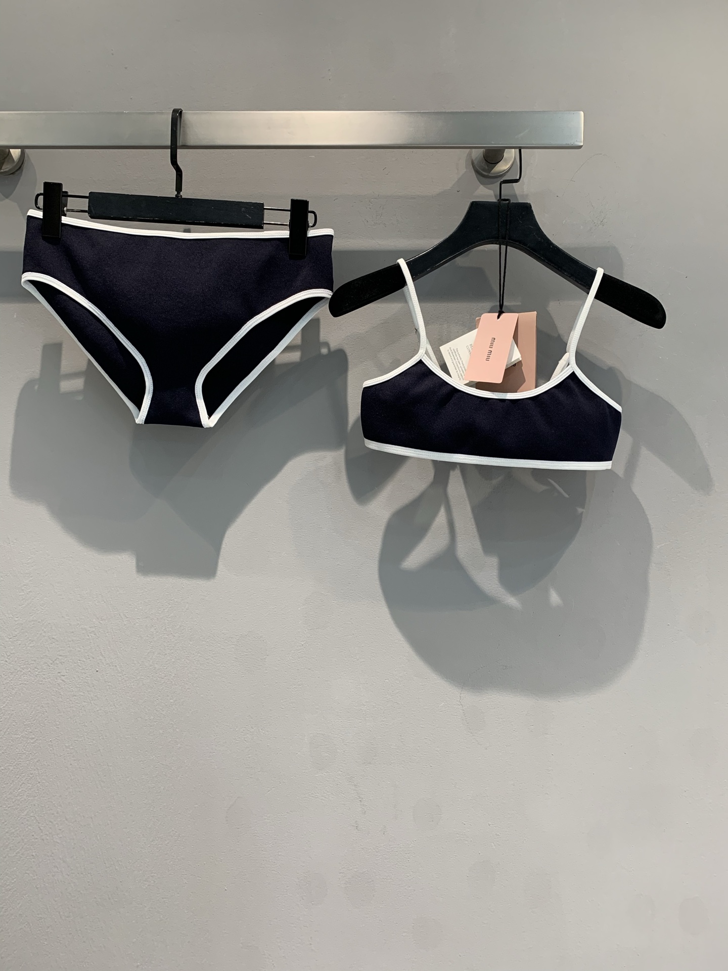 NO:335229,The new model is shipped. Original real shot. Miumi 2025 spring and summer new holiday style contrasting side split swimsuit. Miu series this year's catwalk style is really beautiful. Simple suspender style, classic and elegant. Contrasting color lines outline, adding a sense of fashion and three-dimensionality, highlighting delicate details. High-quality elastic fabrics are used to ensure good fit comfort and have good stretching and recovery. You can wear loose shirts, denim jackets, sun hats and sandals on the outside to create a casual vacation style; you can also match a flowing long skirt to attend a swimming pool party and show your unique charm. Size 36 38 40,,miumiu, sandals, skirts, jackets & coats,shirts,hats, swimsuits, alexander wang19860909新款出货啦 原版实拍 Miumi2025春夏新款度假风撞色边分体泳衣.Miu系今年的走秀款真的美到极致啦 简约吊带款式,经典大方.撞色线条勾勒,增添时尚感与立体感,凸显精致细节.采用高品质弹性面料,保证良好的贴身舒适度,且有较好的拉伸回复性,日常可外搭宽松衬衫、牛仔外套,配遮阳帽与凉鞋,打造休闲度假风；也能搭配飘逸长裙,出席泳池派对,展现独特魅力.码数36 38 40,,miumiu,sandals,skirts,jackets & coats,shirts,hats,swimsuits,alexander wang,Women's clothing