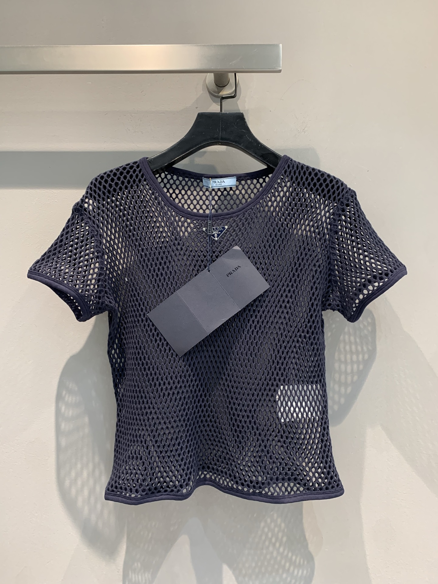 NO:335227,The new model is shipped. Original development Prad*2025 spring and summer new triangle mark round neck mesh hole hollow short sleeves. The bright contrasting color outfit is not abrupt. The casual matching is also full of high-end feeling. It uses customized imported 100% pure cotton material, and the neckline is enamel triangle markings with a full sense of detail!  It can also be stacked with a small vest without abruptness!  Sexy and gentle coexist 1:1 super style, the latest summer item. SML, prada, T-shirt, alexander wang19860909新款出货啦 原版开发Prad*2025春夏新款三角标圆领网洞镂空短袖鲜艳分明的撞色穿搭不显突兀,随意搭配也是高级感满满,采用定制进口百分百纯棉材质,领口同色系珐琅三角标点缀细节感十足！内搭还可以叠加小背心也不突兀！性感与温柔并存1:1超赞版型,夏季最新单品.码数SML,,prada,T-shirt,alexander wang,Women's clothing