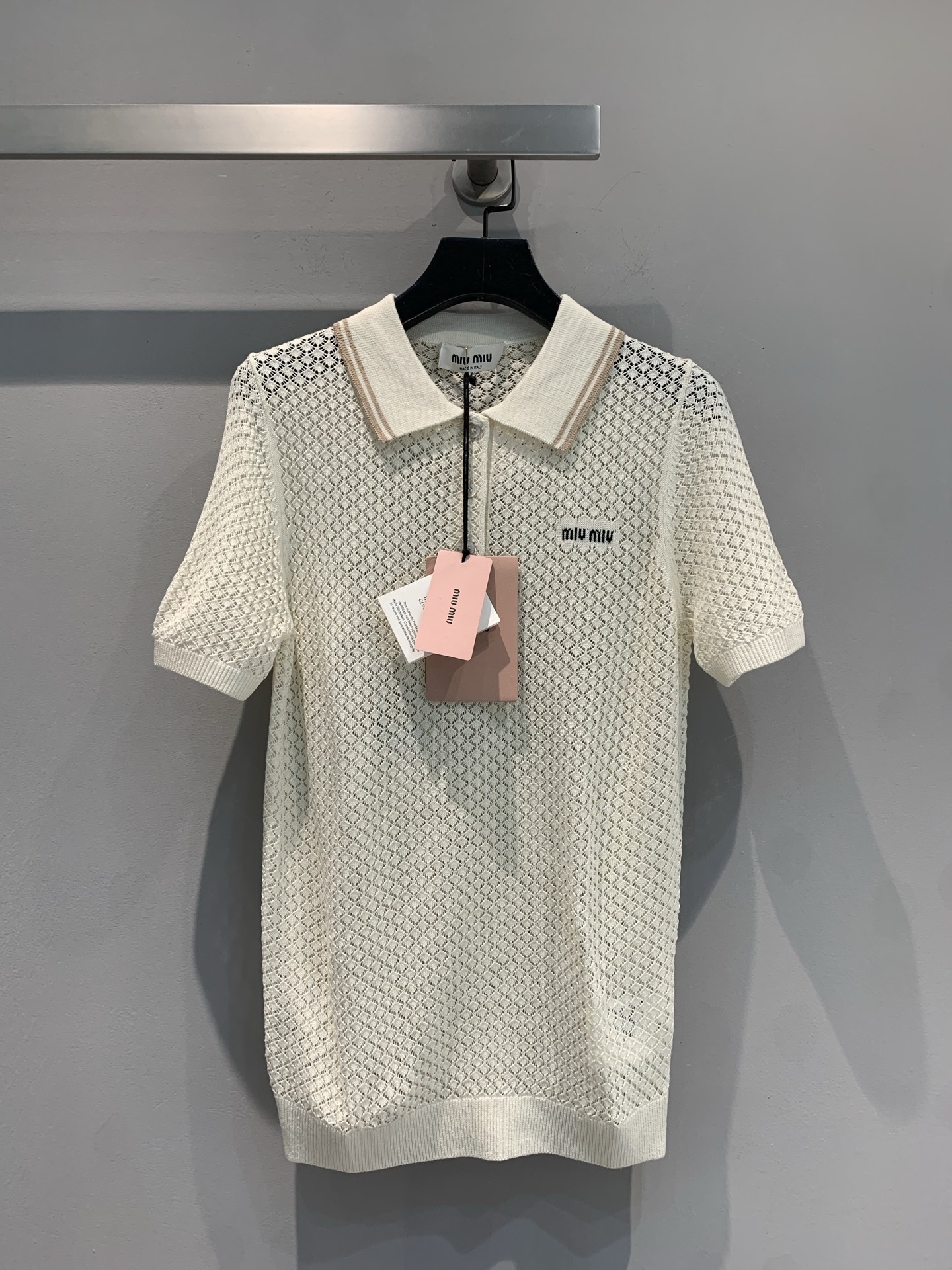 NO:335248,New model is shipped. Original development Miumi*2025 spring and summer new contrasting polo collar hollow knitted short sleeves. It is made of imported double knitted knitted. The texture is delicate, exquisite mesh texture, and both breathable and fashionable. The classic Polo collar design outlines the charming neck lines and matches the contrasting trim, showing ingenuity in details. The iconic brand logo on the chest is low-key and shows identity. Wear it and walk on the summer streets and create a charming scenery. SML, miumiu, T-shirt, alexander wang19860909新款出货啦 原版开发 Miumi*2025春夏新款撞色polo领镂空针织短袖.采用进口机双织针织.质感细腻,精致网眼纹理,兼具透气与时尚.经典Polo领设计,勾勒迷人颈部线条,搭配撞色饰边,细节之处尽显巧思.胸口标志性品牌标识,低调又彰显身份.穿上它,漫步在夏日街头,自成一道迷人风景.码数SML,,miumiu,T-shirt,alexander wang,Women's clothing