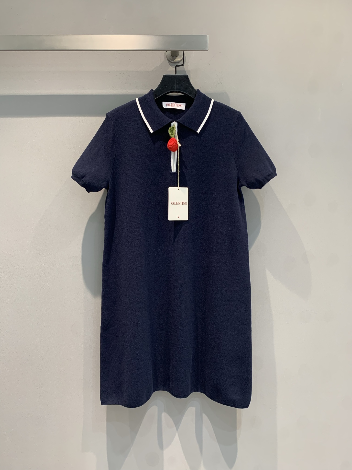 NO:335247,New model is shipped. Original real shot. Vale*2025 spring and summer new contrast collar blended polo knitted dress, selected high-quality knitted fabrics, delicate and soft, skin-adhesive, exquisite workmanship is matched with the brand's iconic fine node embellishment, highlighting the luxurious texture. Classic Polo collar design cleverly embellishes the neck lines, outlining a neat and elegant outline for you. Whether it is commuting or casual gathering, you can easily control different occasions. Wear it, it instantly becomes the focus of the crowd, and the vitality and aura are full. SML, valentino, skirts, alexander wang19860909新款出货啦 原版实拍 Vale*2025春夏新款撞色领混纺polo针织连衣裙,甄选高品质针织面料,细腻柔软,贴肤透气,精致做工搭配品牌标志性细节点缀,彰显奢华质感,经典Polo领设计,巧妙修饰颈部线条,为你勾勒出利落又不失优雅的轮廓,无论是通勤还是休闲聚会,都能让你轻松驾驭不同场合.穿上它,瞬间成为人群焦点,活力与气场拉满.码数SML,,valentino,skirts,alexander wang,Women's clothing