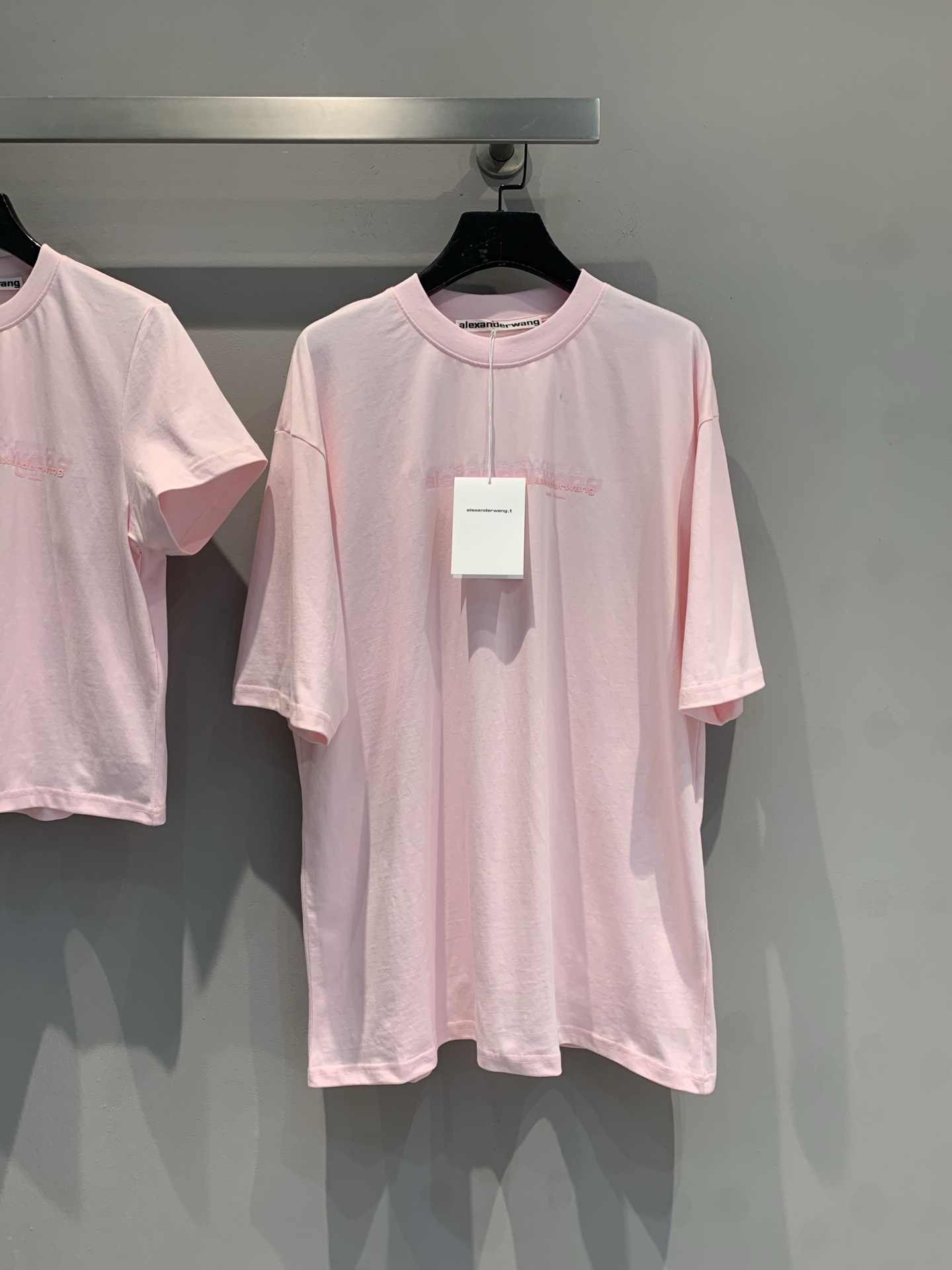 NO:335232,New model is shipped. Original development. AW2025 spring and summer new letter embroidered loose round neck T-shirt. It uses 100% pure cotton fabric, soft skin, good breathability, no cumbersome decoration, only low-key details to show taste, every stitching and curvature of every neckline are ingenious. This is not only a piece of clothing, but also an expression of fashion attitude. It is an indispensable versatile item in your wardrobe, helping you easily create your own style. SML, tees, t-shirt, alexander wang19860909新款出货啦 原版开发 AW2025春夏新款字母刺绣宽松圆领T恤.采用百分百纯棉面料,亲肤柔软 透气性佳,没有繁琐的装饰,仅以低调的细节彰显品味,每一处缝线、每一个领口的弧度,皆是匠心独运.这不仅仅是一件衣物,更是时尚态度的表达,是你衣橱中不可或缺的百搭单品,助你轻松打造属于自己的风格.码数SML,,tees，t-shirt,alexander wang,Women's clothing