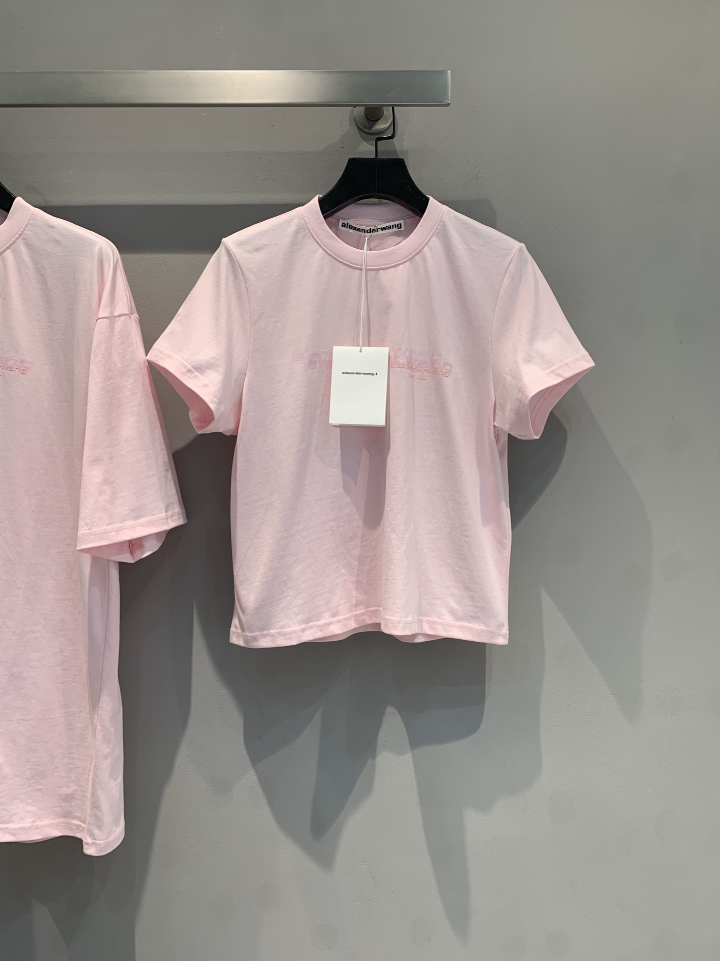 NO:335231,New model is shipped. Original development. AW2025 spring and summer new embroidered letters. It uses 100% pure cotton fabric, which is soft and has good breathability. The right tailoring is not only fits the body curves, no cumbersome decoration, but only shows taste with low-key details. Every stitching and the curve of each neckline are ingenious. This is not only a piece of clothing, but also an expression of fashion attitude. It is an indispensable versatile item in your wardrobe, helping you to easily create your own style. SML, tees, t-shirt, alexander wang19860909新款出货啦 原版开发 AW2025春夏新款刺绣字母净色短款纯棉T恤.采用百分百纯棉面料,亲肤柔软 透气性佳.恰到好处的剪裁,既贴合身体曲线,没有繁琐的装饰,仅以低调的细节彰显品味,每一处缝线、每一个领口的弧度,皆是匠心独运.这不仅仅是一件衣物,更是时尚态度的表达,是你衣橱中不可或缺的百搭单品,助你轻松打造属于自己的风格.码数SML,,tees，t-shirt,alexander wang,Women's clothing