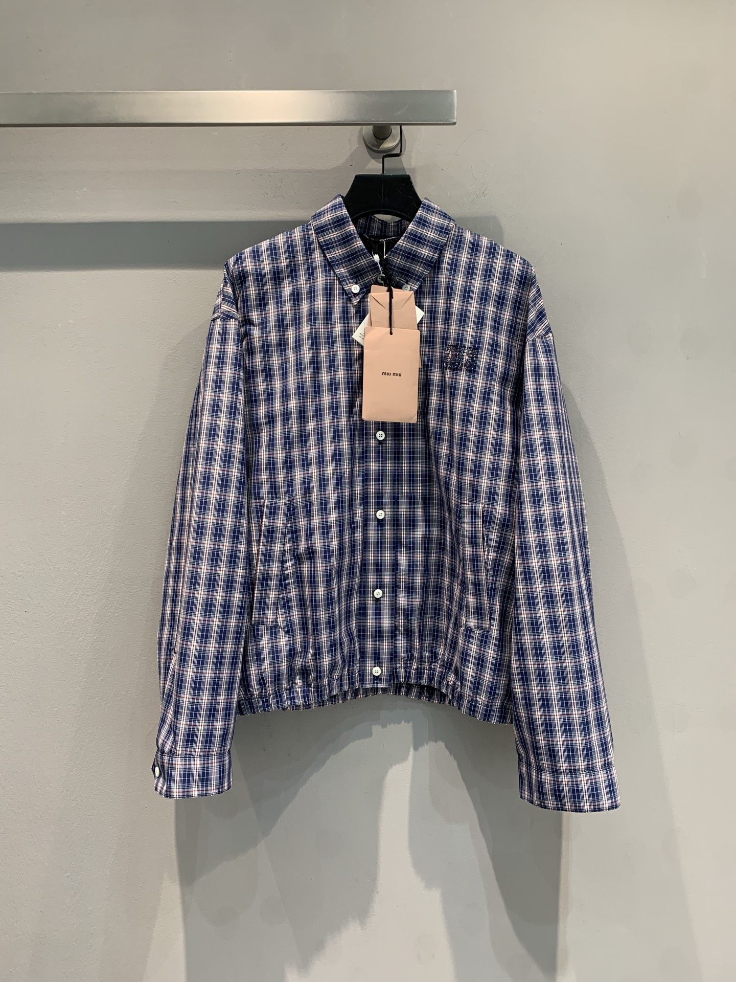 NO:429023,New models are shipped. Original development. Miumi*2025 early autumn new boyfriend-style letter logo plaid jacket. Classic plaids never go wrong. Simple lapel + neat tailoring. It is suitable for daily commuting and weekend citywalk~ The fabric is comfortable and easy to manage. It is matched with jeans and skirts. One-click unlocks N fashionable looks Korean idol outfits, easy to grasp. It is easy to get it. Get it quickly. SML, miumiu, skirts, jeans, jackets & coats, alexander wang19860909新款出货啦 原版开发 Miumi*2025早秋新款男友风字母logo格纹外套.经典格纹永不出错,简约翻领+利落剪裁,日常通勤、周末citywalk都适配~面料舒适好打理,搭配牛仔裤、半身裙,一键解锁N种时髦look韩系爱豆穿搭,轻松拿捏 入手不亏,速来pick 码数SML,,miumiu,skirts,jeans,jackets & coats,alexander wang,Women's clothing