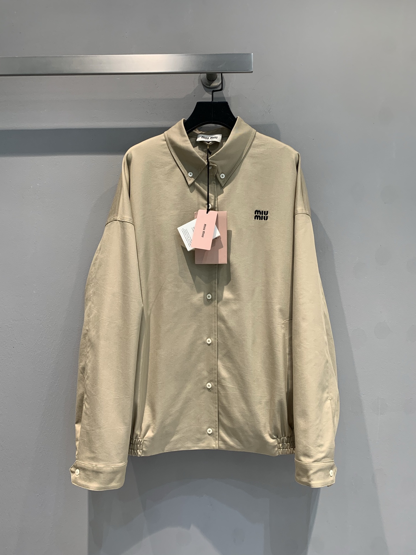 NO:335253,New models are shipped. Original development. Miumi*2025 early spring new embroidered letter stand-up collar jacket. It uses original customized fabric, with excellent texture and a crisp style. Classic stand-up collar and exquisite button design, fashionable and elegant. The brand logo is low-key and embellished, hidden in luxury tricks. Whether it is paired with simple jeans to create a casual and cool feeling, or a skirt to combine it with elegant temperament, you can easily grasp it. One piece unlocks a variety of styles, and fashion experts should not miss it!  36 38 40, miumiu, skirts, jeans, jackets & coats, jackets & coats, alexander wang19860909新款出货啦 原版开发 Miumi*2025早春新款刺绣字母立领夹克外套.采用原版定制面料,质感上乘,版型挺括.经典立领与精致纽扣设计,时髦又不失优雅格调.品牌标识低调点缀,暗藏奢华小心机.无论是搭配简约牛仔裤打造休闲酷感,还是与半身裙组合出优雅气质,都能轻松拿捏.一件解锁多样风格,时尚达人不容错过！码数36 38 40,,miumiu,skirts,jeans,jackets & coats,jackets & coats,alexander wang,Women's clothing