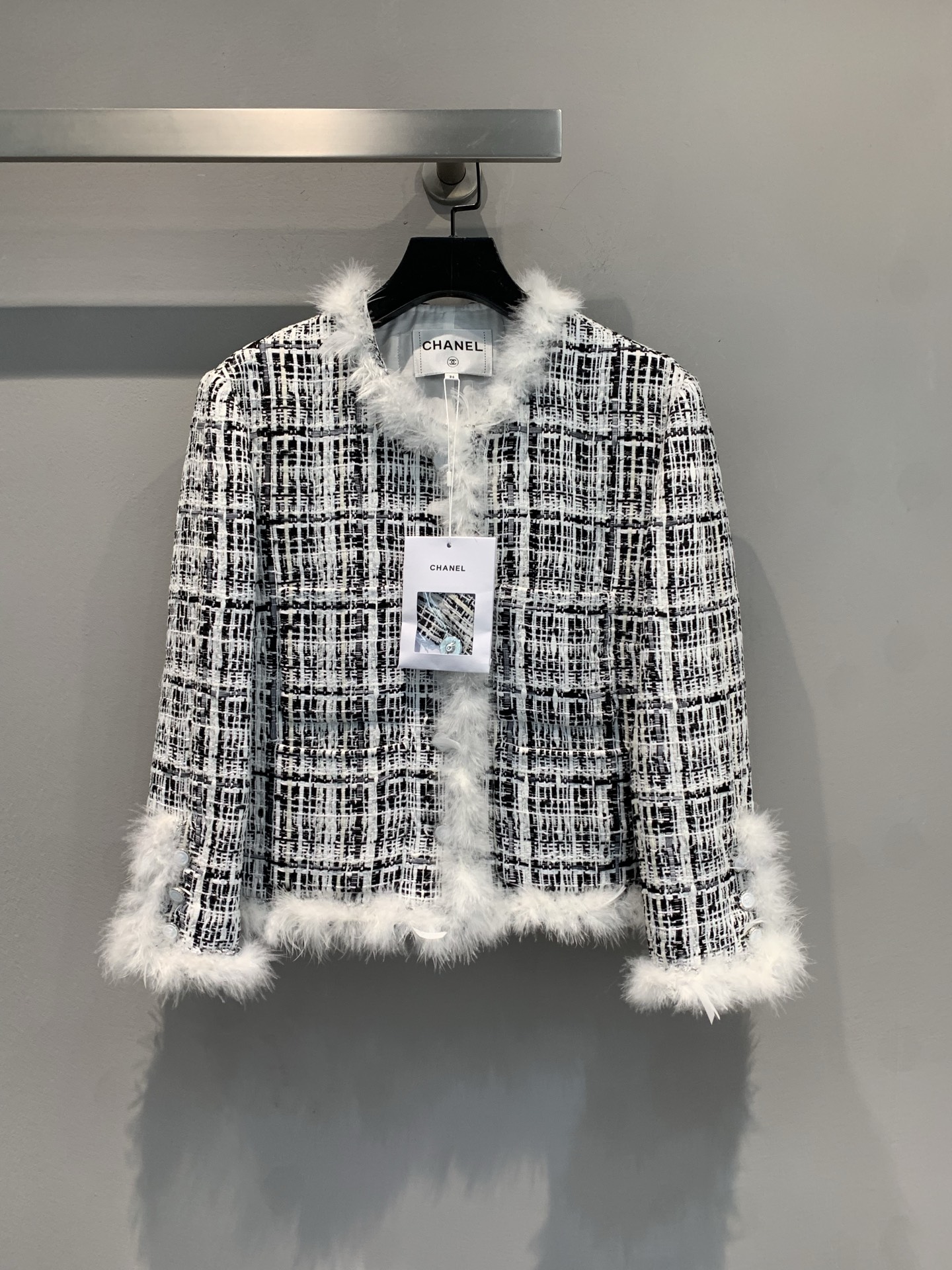 NO:335236,New model is shipped. Original development. C home 2025 early spring new feather plaid tweed jacket. It uses cotton wool viscose silk polyester fiber special yarn blend fabric, cotton silk blend jacquard lining, super beautiful hardware buttons and custom-made. Exquisite three-dimensional feather edges. Black and white interwoven plaid, simple style, outlines graceful figure, and every detail is ingeniously carved. Put it on and blooms French style in every move. Number 36 38 40, chanel, jackets & coats, real silk, alexander wang19860909新款出货啦 原版开发 C家2025早春新款羽毛格纹粗花呢外套.采用棉羊毛粘胶真丝聚酯纤维特种纱混纺面料,棉真丝混纺提花内衬,超美的五金纽扣开磨定制.精美立体羽毛包边.黑白交织的格纹,简约版型,勾勒曼妙身姿,每一处细节皆为匠心雕琢.披上它,于举手投足间绽放法式风情.码数36 38 40,,chanel,jackets & coats,real silk,alexander wang,Women's clothing