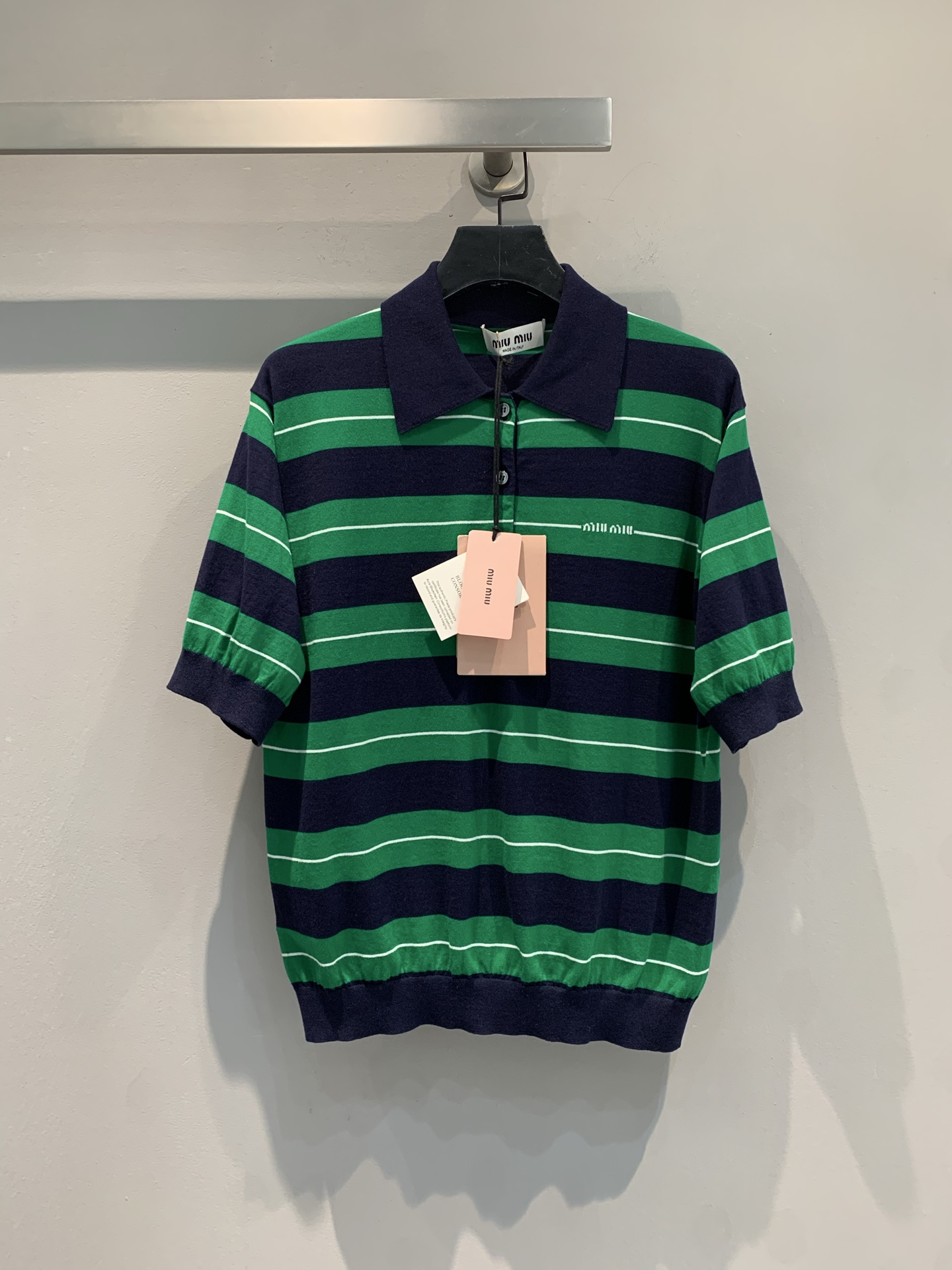 NO:335260,New models are shipped. Original development Miumi*2025 spring and summer new striped contrasting polo collar pure cotton short sleeves. It is made of 100% pure cotton fabric, which is skin-friendly and soft and has a high texture. Rich green and deep blue stripes are intertwined, and the neat small lapels are matched with exquisite buttons, and the details show elegant styles. Whether it is a casual look with casual denim or a skirt to attend a light business occasion, it can be perfectly adapted, helping you easily control diverse styles and exude charming at all times. SML, miumiu, skirts, T-shirt, alexander wang19860909新款出货啦 原版开发 Miumi*2025春夏新款条纹撞色polo领纯棉短袖.采用百分百纯棉面料,亲肤柔软,质感上乘.浓郁绿与深邃蓝条纹交织,利落小翻领搭配精致纽扣,细节之处尽显优雅格调.无论是搭配休闲牛仔打造随性look,还是配上半身裙出席轻商务场合,都能完美适配,助你轻松驾驭多样风格,时刻散发迷人魅力.码数SML,,miumiu,skirts,T-shirt,alexander wang,Women's clothing