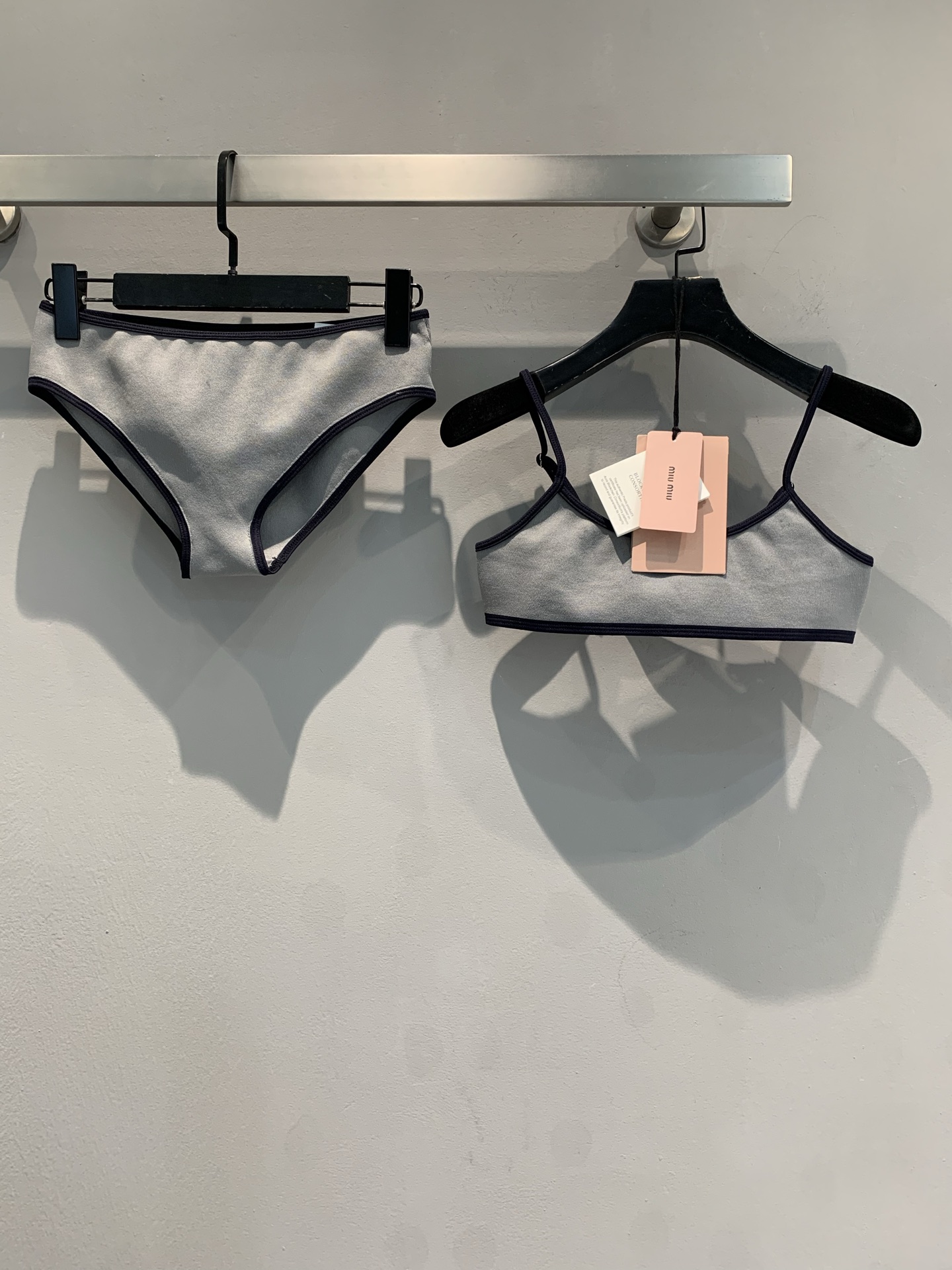 NO:335245,The new model is shipped. Original real shot. Miumi 2025 spring and summer new holiday style contrasting side split swimsuit. The Miu series this year's catwalk style is really beautiful. Simple suspender style, classic and elegant. Contrasting color lines outline, adding a sense of fashion and three-dimensionality, highlighting delicate details. High-quality elastic fabrics are used to ensure good fit comfort and have good stretching and recovery. You can wear loose shirts, denim jackets, sun hats and sandals on the outside to create a casual vacation style; you can also match a flowing long skirt to attend a swimming pool party and show your unique charm. Size 36 38 40,,miumiu, sandals, skirts, jackets & coats,shirts,hats, swimsuits, alexander wang19860909新款出货啦 原版实拍 Miumi2025春夏新款度假风撞色边分体泳衣.Miu系今年的走秀款真的美到极致啦 简约吊带款式,经典大方.撞色线条勾勒,增添时尚感与立体感,凸显精致细节.采用高品质弹性面料,保证良好的贴身舒适度,且有较好的拉伸回复性,日常可外搭宽松衬衫、牛仔外套,配遮阳帽与凉鞋,打造休闲度假风；也能搭配飘逸长裙,出席泳池派对,展现独特魅力.码数36 38 40,,miumiu,sandals,skirts,jackets & coats,shirts,hats,swimsuits,alexander wang,Women's clothing