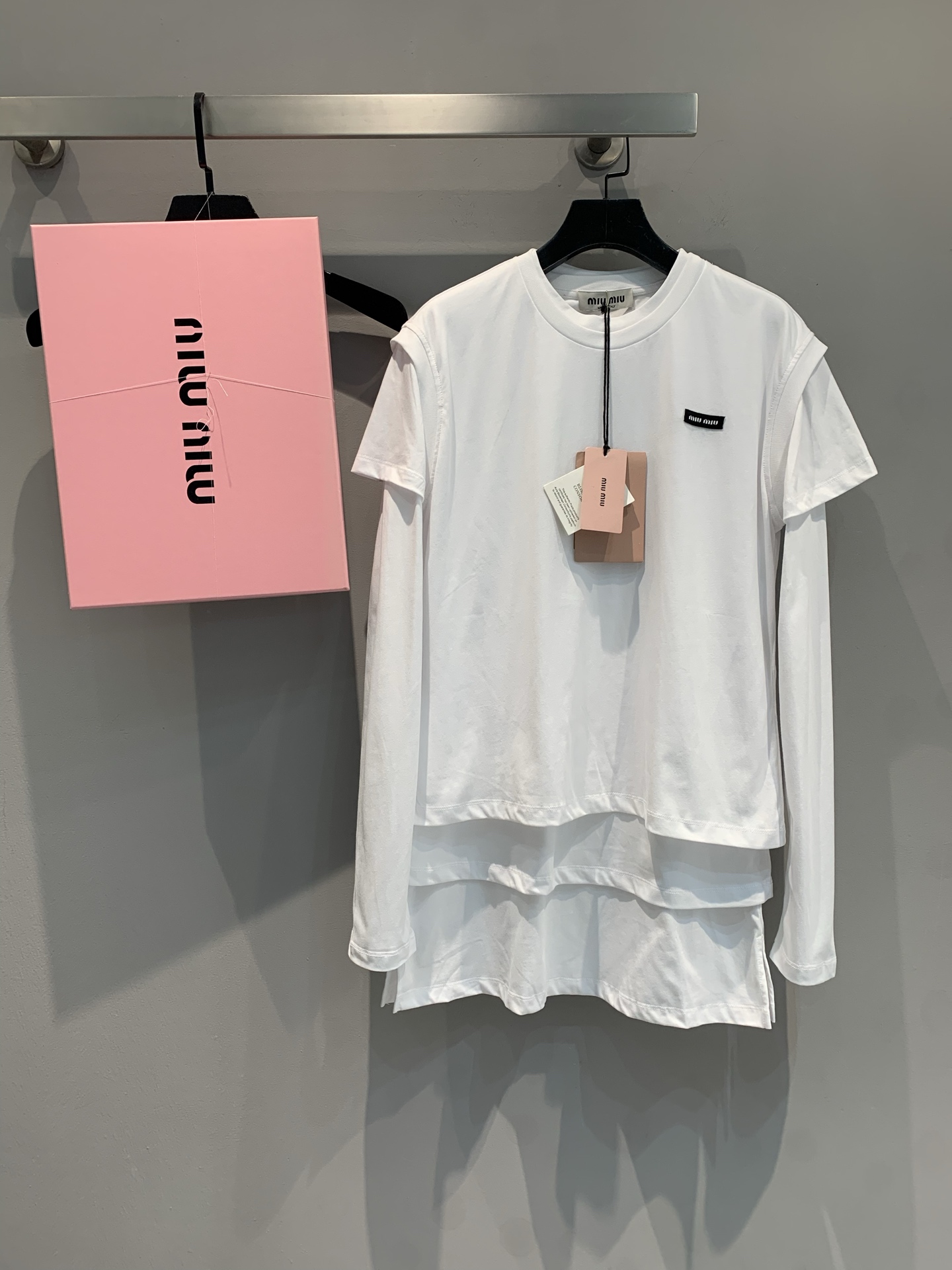 NO:335242,New models are shipped!  Original development Miumi*2025 early spring new layered three-piece long-sleeved T-style, using original customized pure cotton thin translucent fabric, classic pure color superposition design, and concave and convex shape also enhances warmth performance!  Three pieces can be detached and matched, one piece of clothing is designed to wear multiple clothes!  The upper body is really beautiful!  SML, miumiu, alexander wang19860909新款出货啦！原版开发 Miumi*2025早春新款叠穿三件套长袖T,采用原版定制纯棉薄透面料,经典的净色叠加设计,凹凸造型也增强保暖性能！三件可拆卸搭配,一衣多穿设计！上身真的超级美！SML,,miumiu,alexander wang,Women's clothing