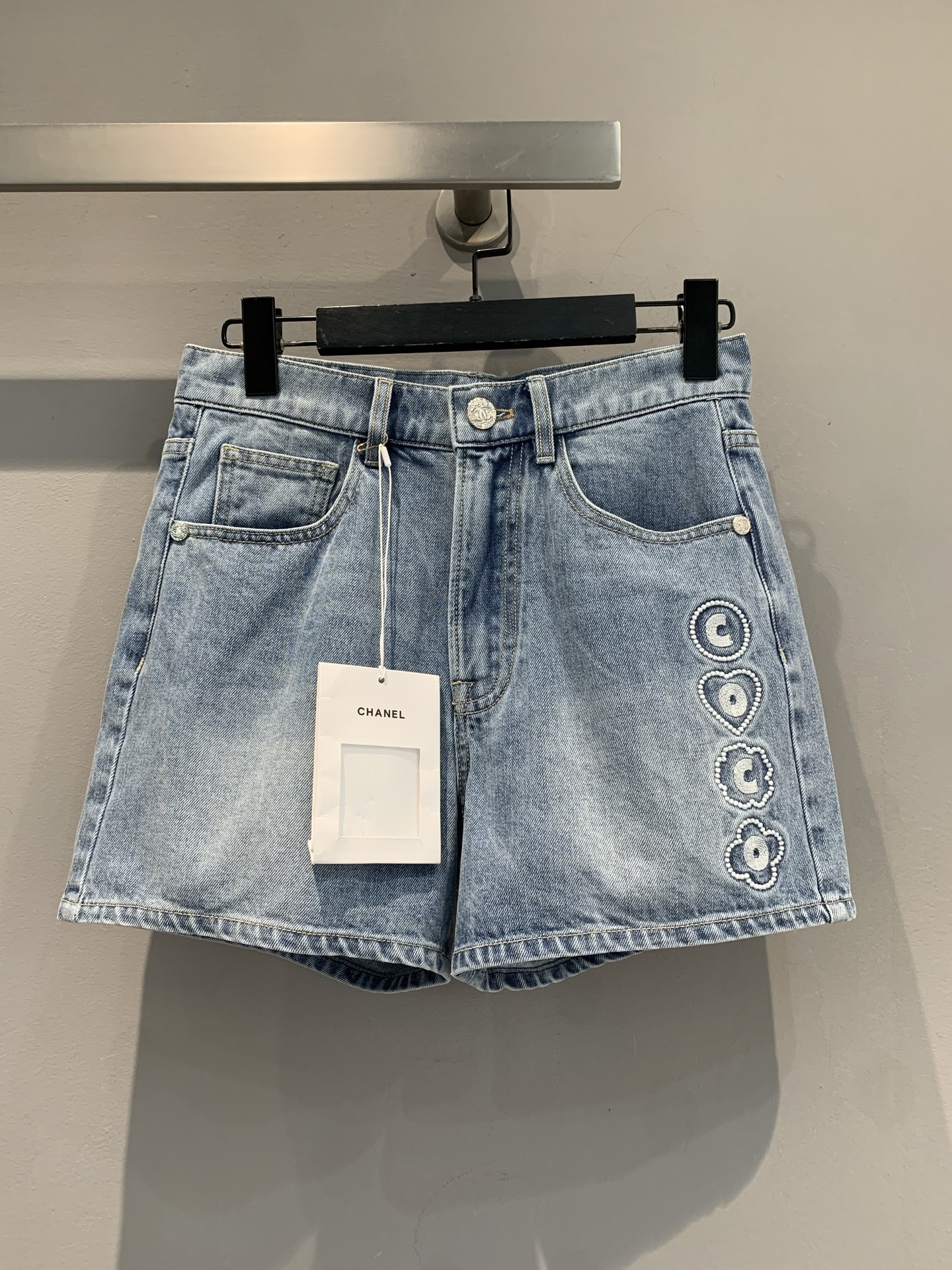 NO:410938,New models are shipped. Original development. C home 2025 spring and summer new coco beach. Beach series embroidered pearl denim shorts. It uses imported denim cotton fabric. It is skin-friendly and comfortable, and the style is crisp. The light blue denim shows freshness and vitality, and the classic style outlines the graceful figure. The iconic pattern inlaid with pearls on the side perfectly blends the brand style and luxurious texture. The simplicity hides exquisite and ingenious ideas. Whether it is paired with a simple white T to create a casual and daily style or an elegant shirt to attend a fashion party, it can be easily adapted, allowing you to exude charming in every moment and interpret the Chanel-style fashion attitude. Number of codes 36 38 40, chanel, chanel, shorts, alexander wang19860909新款出货啦 原版开发 C家2025春夏新款coco beach 沙滩系列刺绣珍珠牛仔短裤.采用进口牛仔棉面料.亲肤舒适,版型挺括.浅蓝色牛仔尽显清新活力,经典版型勾勒曼妙身姿.侧边珍珠镶嵌的标志性图案,将品牌格调与奢华质感完美融合.简约中藏着精致巧思,无论是搭配简约白T打造休闲日常风,还是配上优雅小衫出席时尚聚会,都能轻松适配,让你在每个瞬间都散发迷人魅力,演绎香奈儿式的时尚态度.码数36 38 40,,chanel,chanel,shorts,alexander wang,Women's clothing
