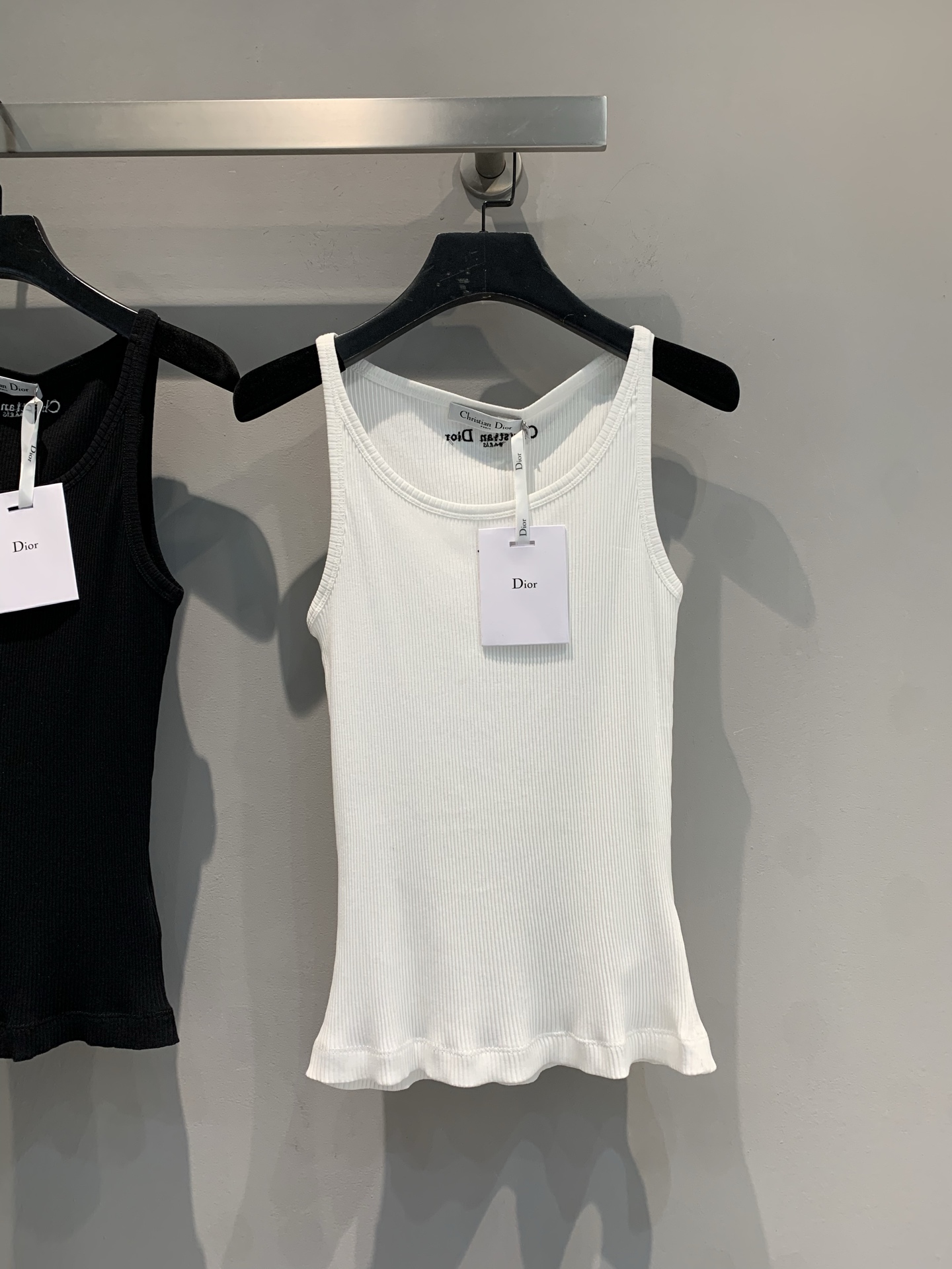 NO:410978,New model is shipped. Original development CD2025 spring and summer new bee embroidered alphabet knitted vest. Ribbed material, fits the curve, outlines charming body lines, bee letter embroidery, showing exquisite craftsmanship in the subtle areas. Simple sleeveless design, adapted to diverse dressing scenes, single wear releases casual attitude, layering unlocks a sense of layering. The neckline is exquisitely marked, low-key tells the luxury brand style. A vest opens a new chapter in summer fashion, making you elegant and outstanding at all times. Number of codes 36 38 40,,alexander wang19860909新款出货啦 原版开发 CD2025春夏新款蜜蜂刺绣字母针织背心.罗纹材质,贴合曲线,勾勒出迷人身体线条,蜜蜂字母刺绣,于细微处彰显精湛工艺.简约无袖设计,适配多元穿搭场景,单穿释放随性态度,叠搭解锁层次感.领口精致标识,低调诉说奢牌格调.一件背心,开启夏日时尚新篇,让你时刻优雅出众.码数36 38 40,,alexander wang,Women's clothing